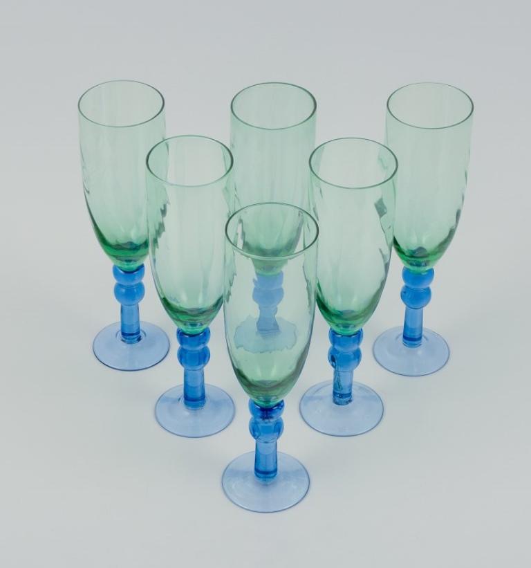 Scandinavo Artista del vetro scandinavo. Sei bicchieri da champagne in vetro verde e blu in vendita