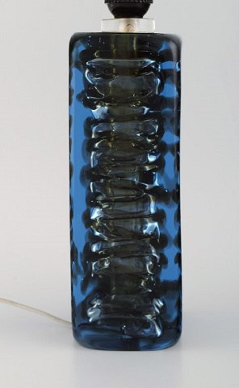 Scandinavian glass artist. Table lamp in blue mouth-blown art glass, Mid-20th century.
Measures: 25 x 8.5 cm (ex socket).
In excellent condition.