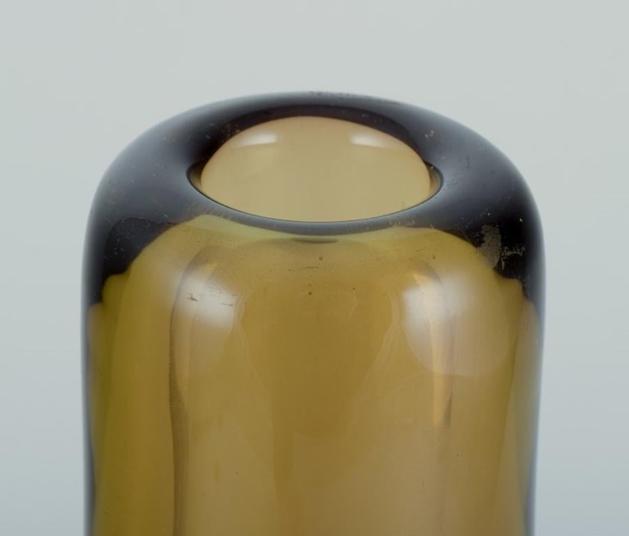 Scandinavo moderno Artista del vetro scandinavo, vaso in vetro artistico alto e sottile. 1960s in vendita