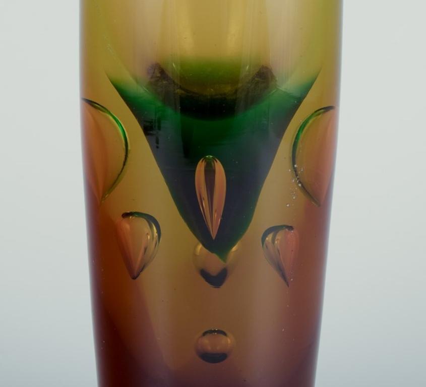 Scandinavo Artista del vetro scandinavo, vaso in vetro artistico alto e sottile. 1960s in vendita