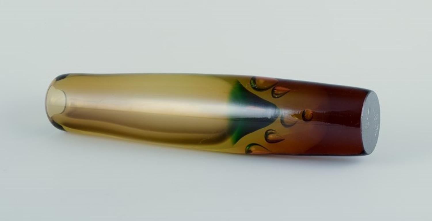 Artista del vetro scandinavo, vaso in vetro artistico alto e sottile. 1960s In condizioni buone in vendita a Copenhagen, DK