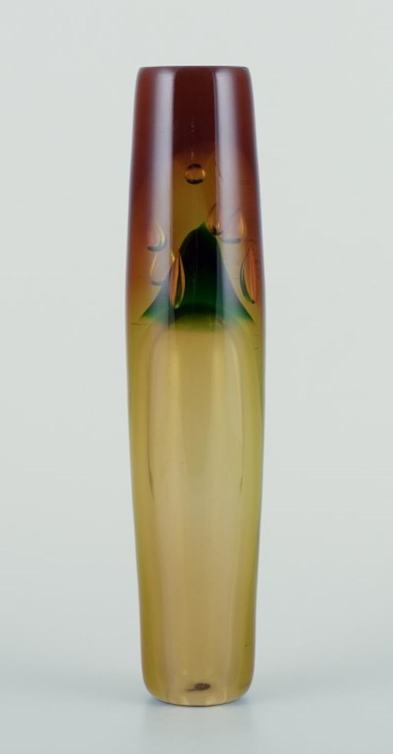 Artista del vetro scandinavo, vaso in vetro artistico alto e sottile. 1960s in vendita 1