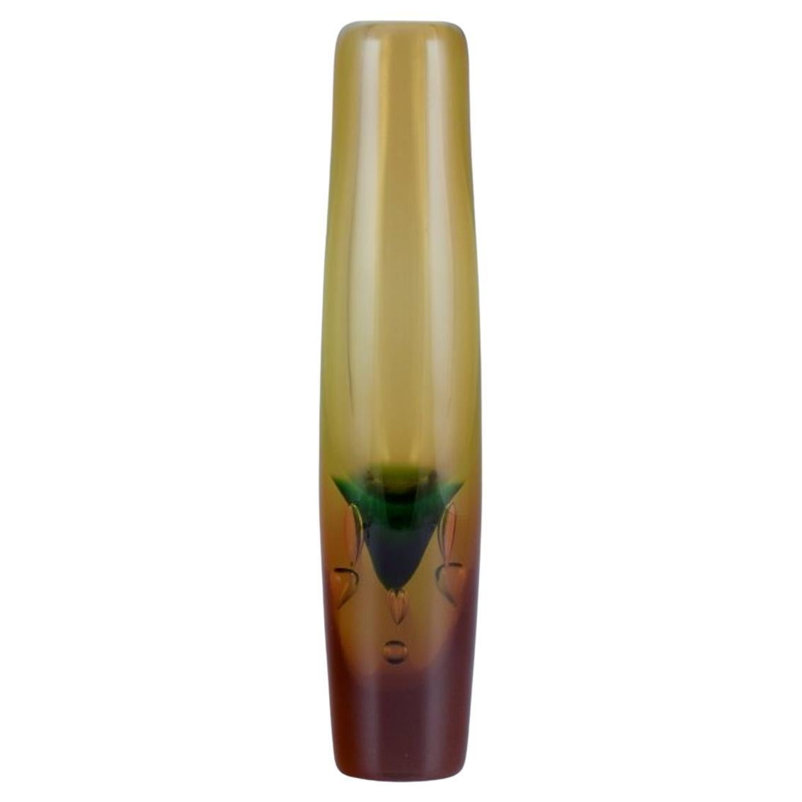 Artista del vetro scandinavo, vaso in vetro artistico alto e sottile. 1960s in vendita
