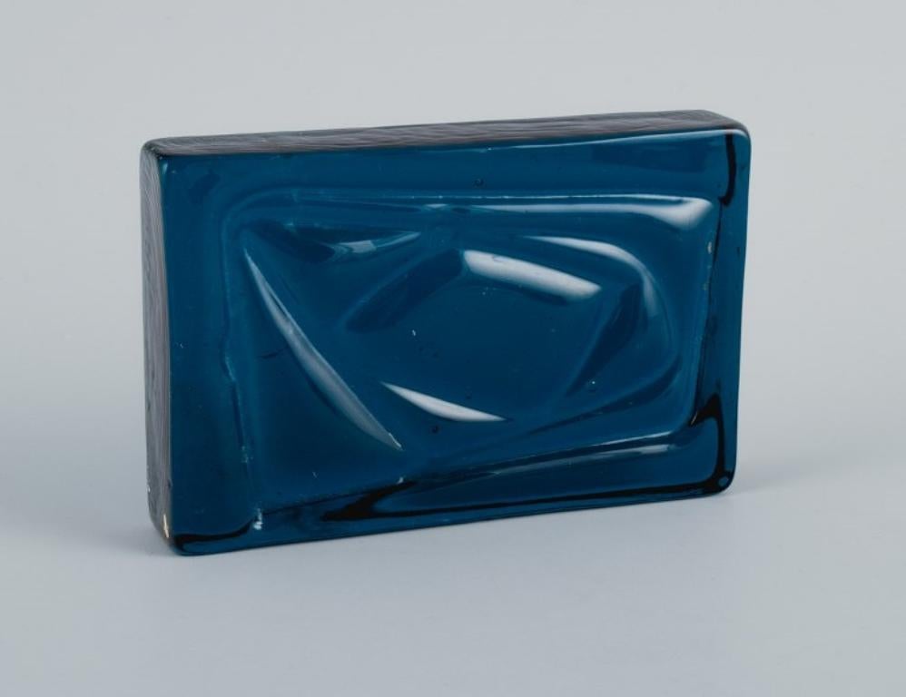Scandinavian glass artist, three art glass reliefs with abstract motifs. Blue glass.
1960s-1970s.
In perfect condition.
Largest measurement: L 11.7 x D 7.5 cm.