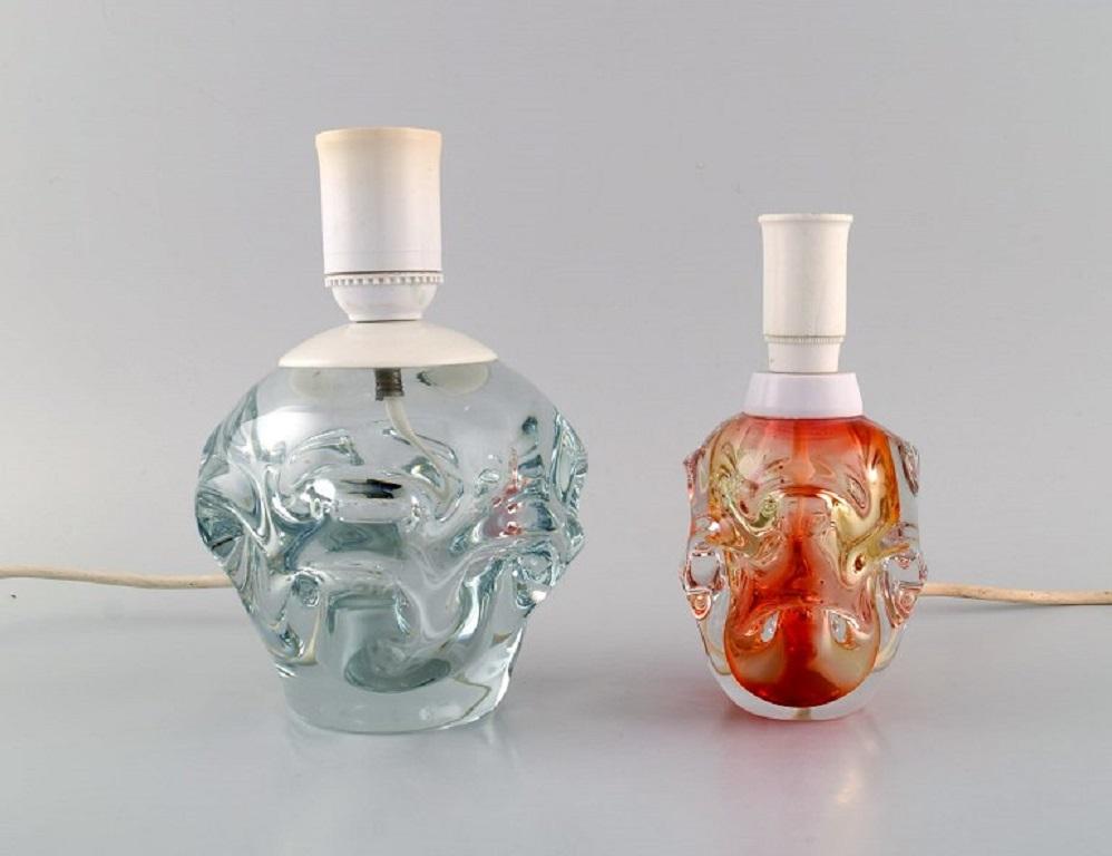 Scandinavian glass artist. Two table lamps in mouth-blown art glass. 
Mid-20th century.
Largest measures: 13 x 12 cm (ex. Socket).
In excellent condition.