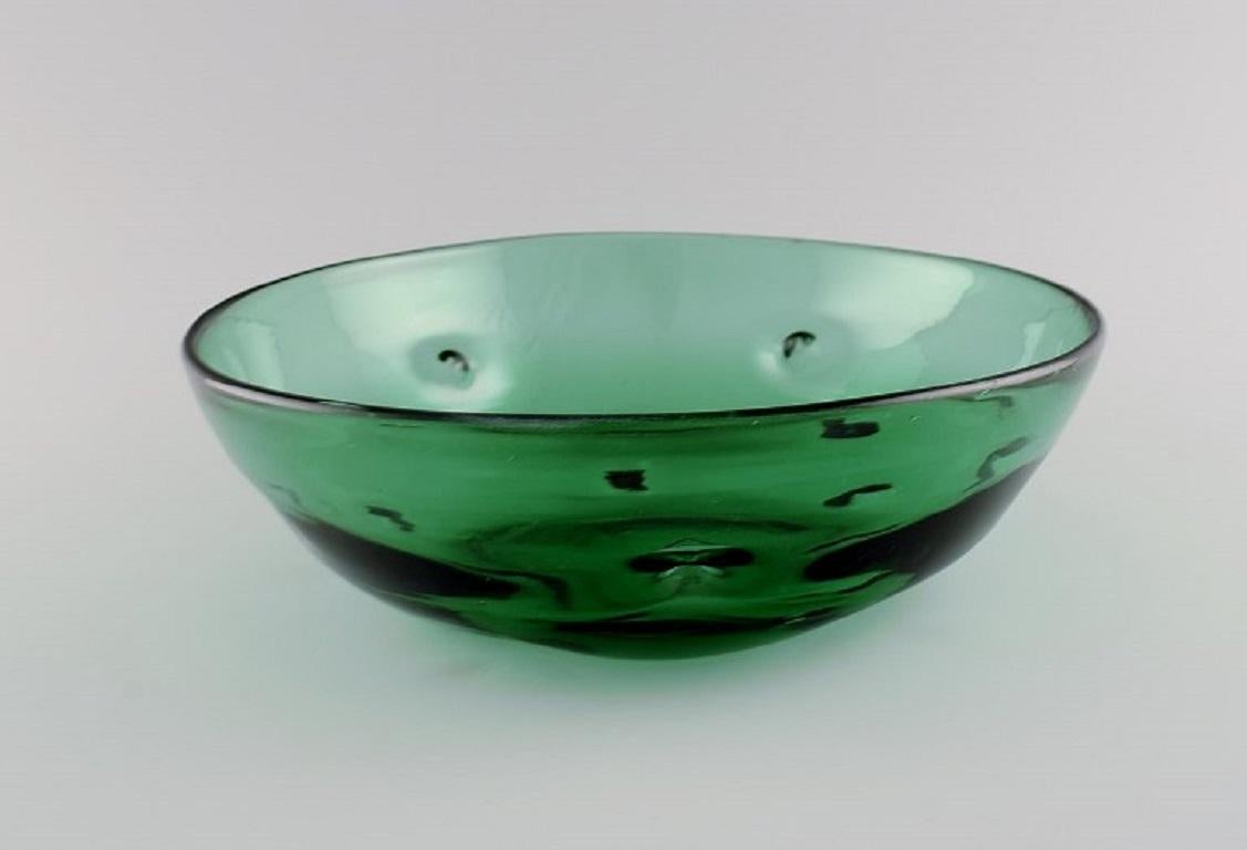Skandinavische Glaskünstlerin. Einzigartige Schale aus grünem mundgeblasenem Kunstglas. 
Mitte des 20. Jahrhunderts.
Maße: 27,5 x 9 cm.
In ausgezeichnetem Zustand.