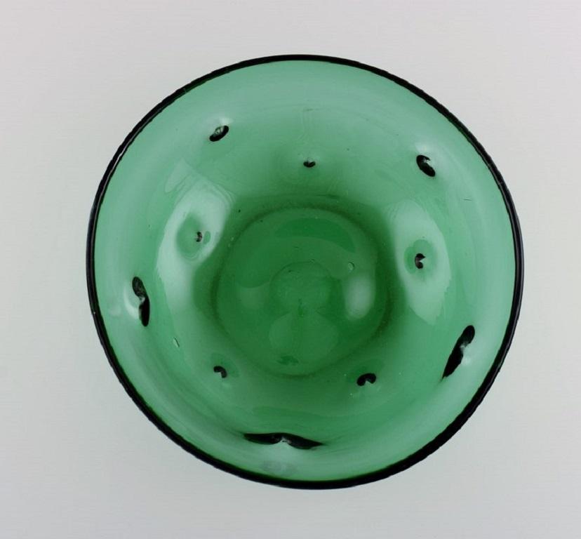 Scandinavian glass artist. Unique bowl in green mouth-blown art glass. In Excellent Condition For Sale In Copenhagen, DK