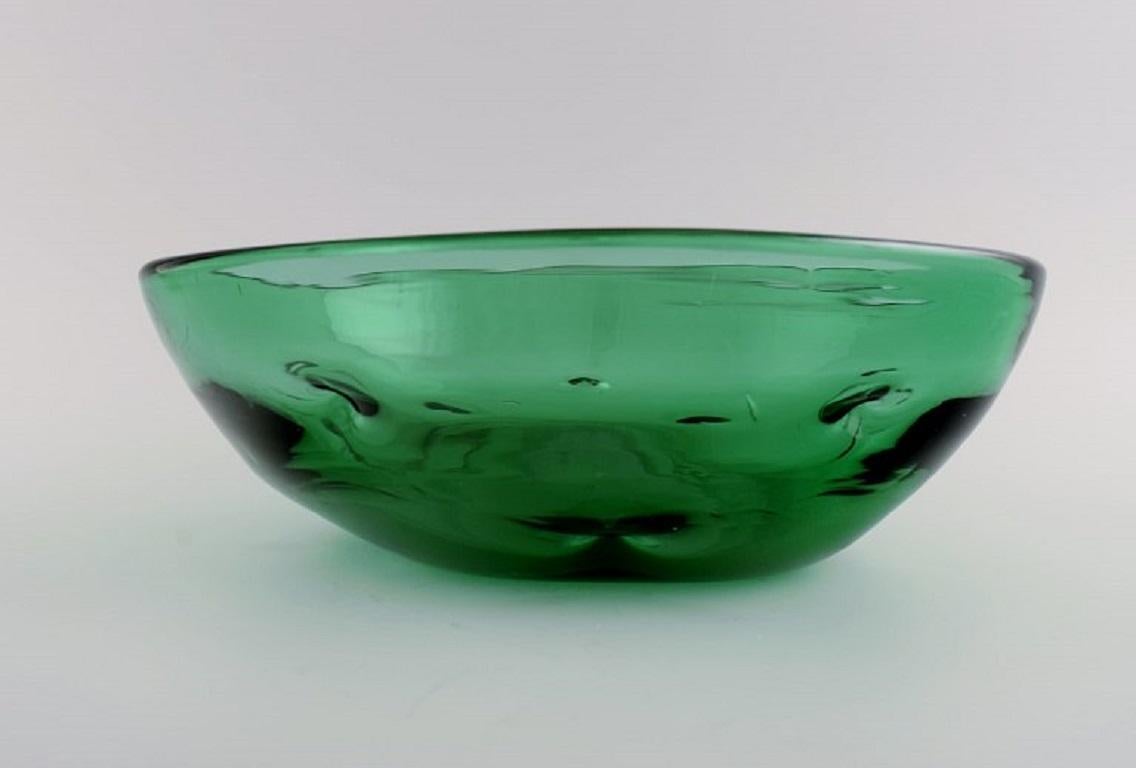 Skandinavische Glaskünstlerin. Einzigartige Schale aus grünem mundgeblasenem Kunstglas. (20. Jahrhundert) im Angebot