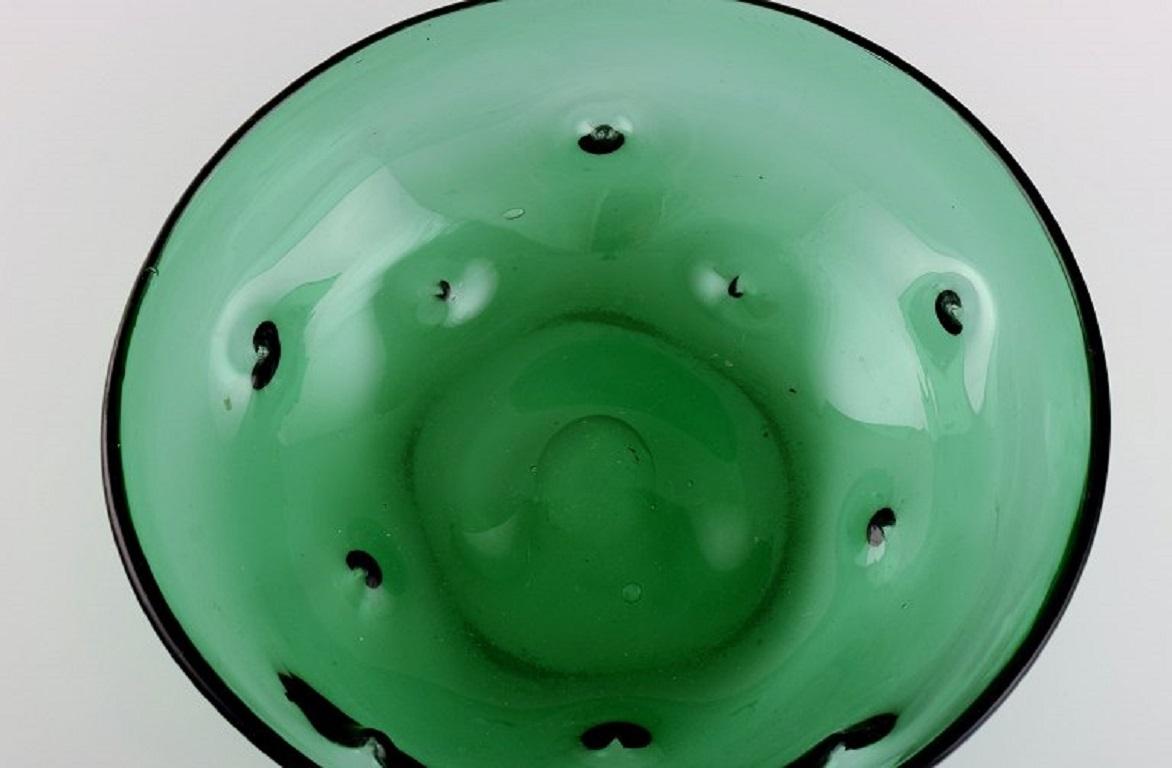 Skandinavische Glaskünstlerin. Einzigartige Schale aus grünem mundgeblasenem Kunstglas. (Glaskunst) im Angebot