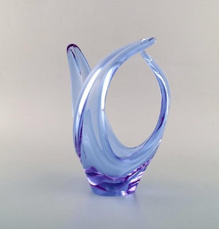 Scandinavian glass artist. Vase / bowl in light blue mouth-blown art glass. Organic form, 1960s-1970s.
Measures: 22 x 15.5 cm.
In very good condition.