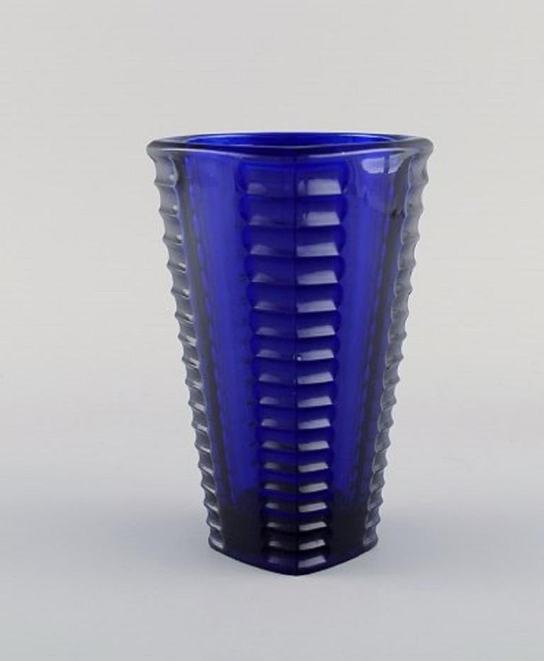 Scandinavian glass artist. Vase in blue art glass, 1960s-1970s.
Measures: 15 x 8.5 cm.
In excellent condition.