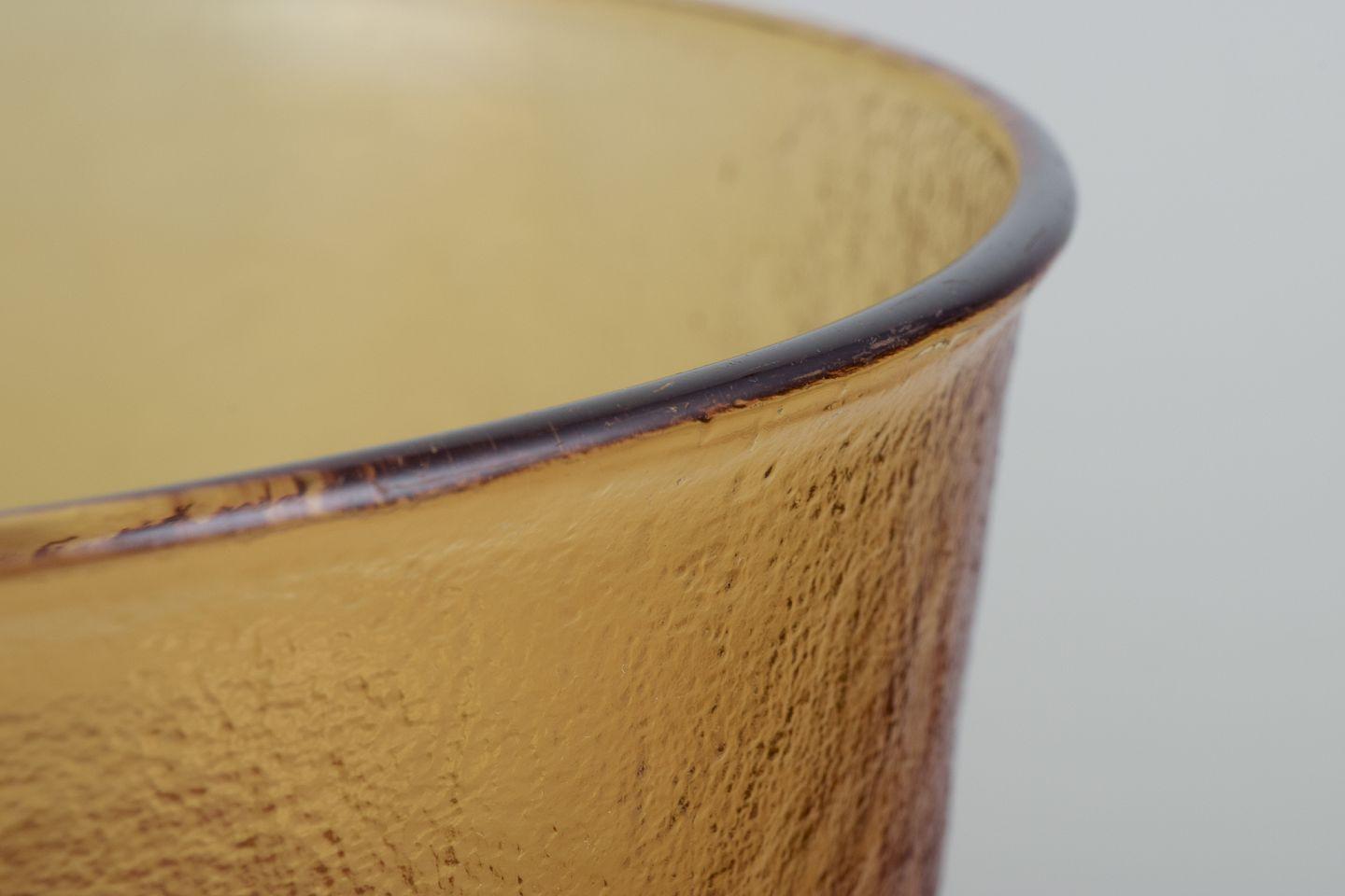 Scandinavian glass designer. Salad bowl in smoke-coloured art glass. In Excellent Condition For Sale In København, Copenhagen