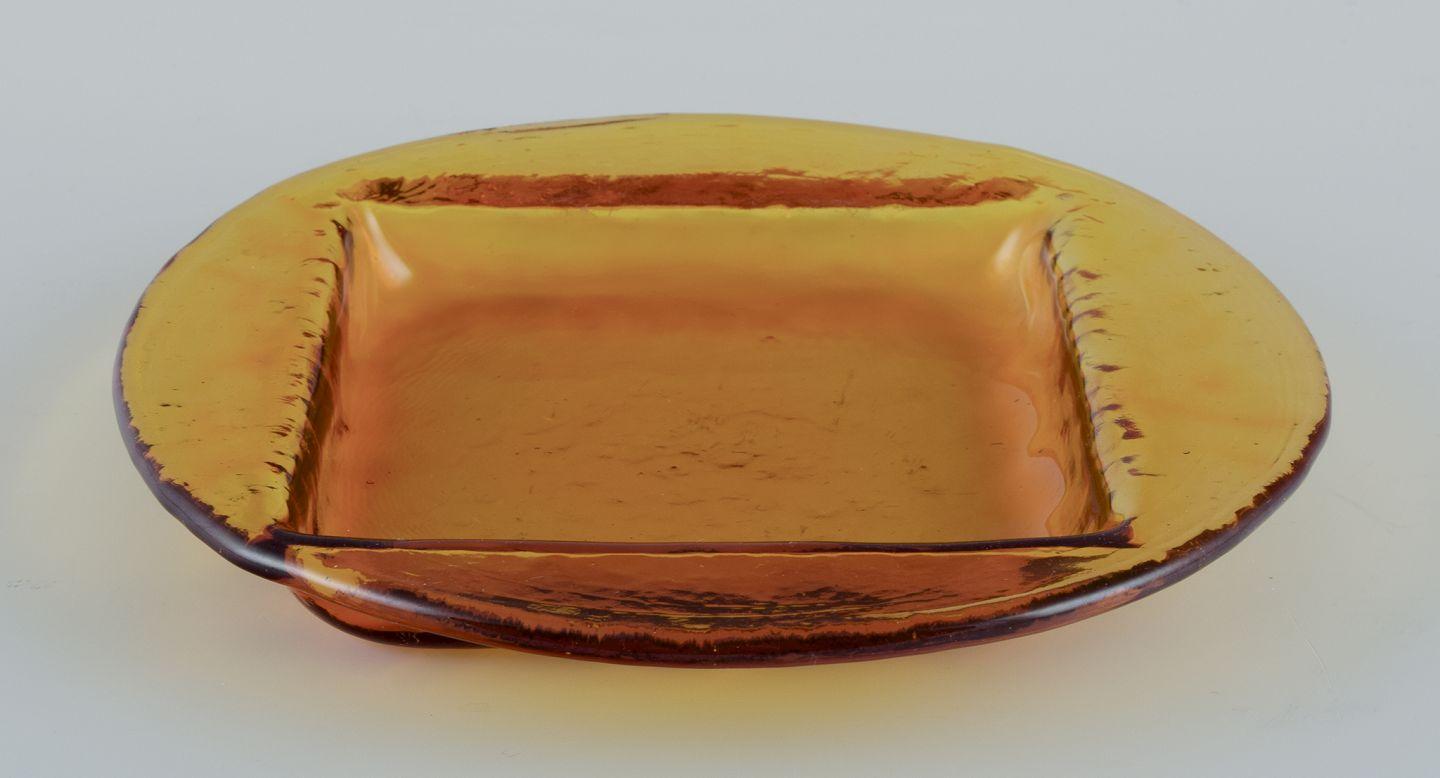 Scandinavian glass designer. Set of four plates in smoke-coloured art glass. In Excellent Condition For Sale In København, Copenhagen
