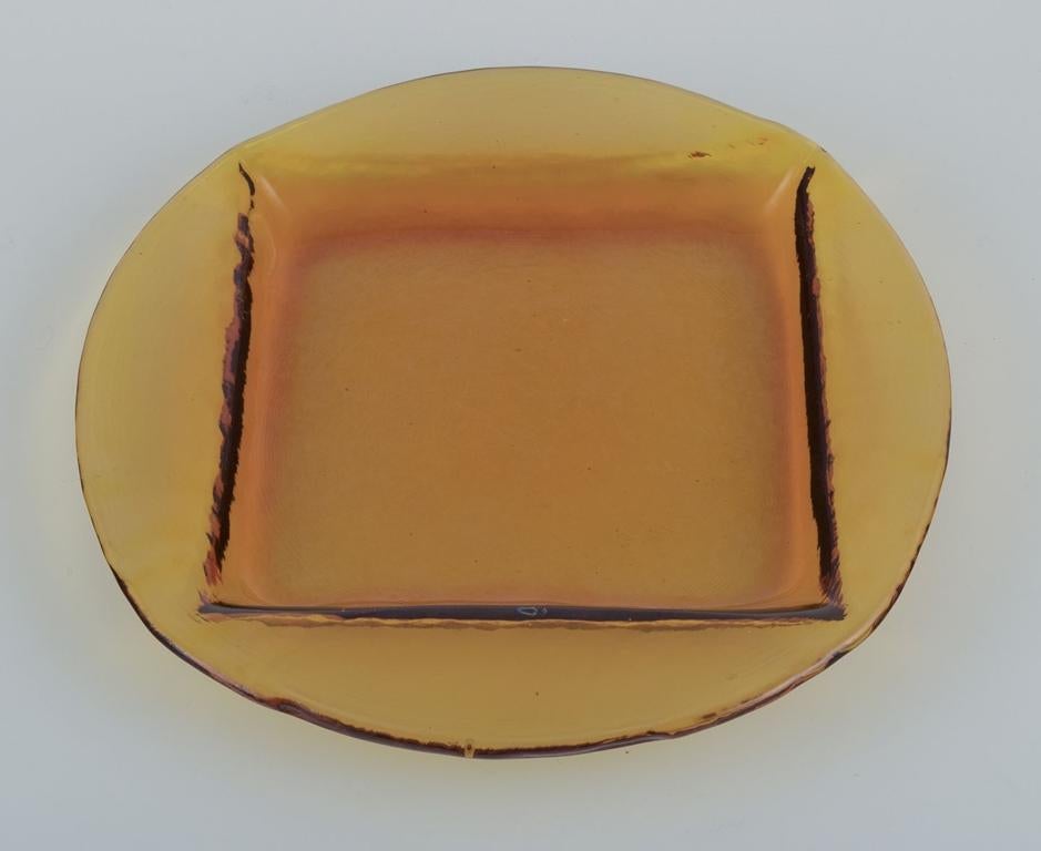 Designer di vetro scandinavo. Un set di sei piatti da portata in vetro artistico color fumo. Rientro quadrato nella piastra.
Fatta a mano con le bollicine nel bicchiere.
Circa anni '70.
Condizioni perfette.
Dimensioni: D 26,0 cm. x H 2,5 cm.

I