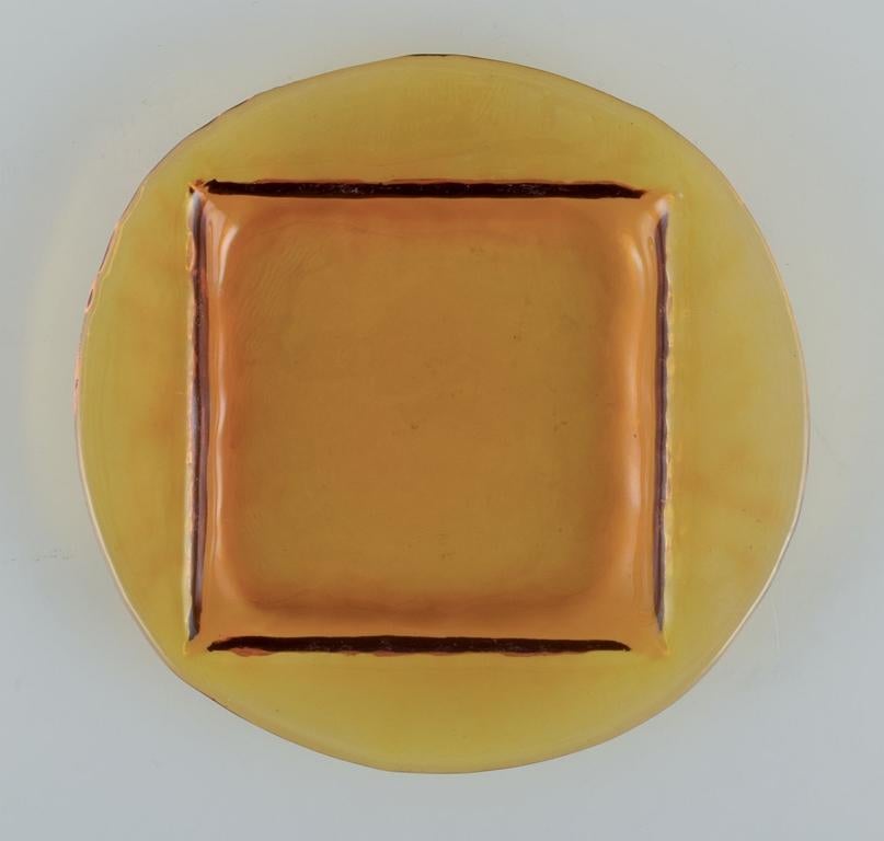 Designer de verre scandinave. Un ensemble de six assiettes en verre d'art de couleur fumée. Empreinte carrée dans la plaque.
Fabriqué à la main avec des bulles visibles dans le verre.
Vers 1970.
Parfait état.
Dimensions : D 20,0 cm.

Les produits