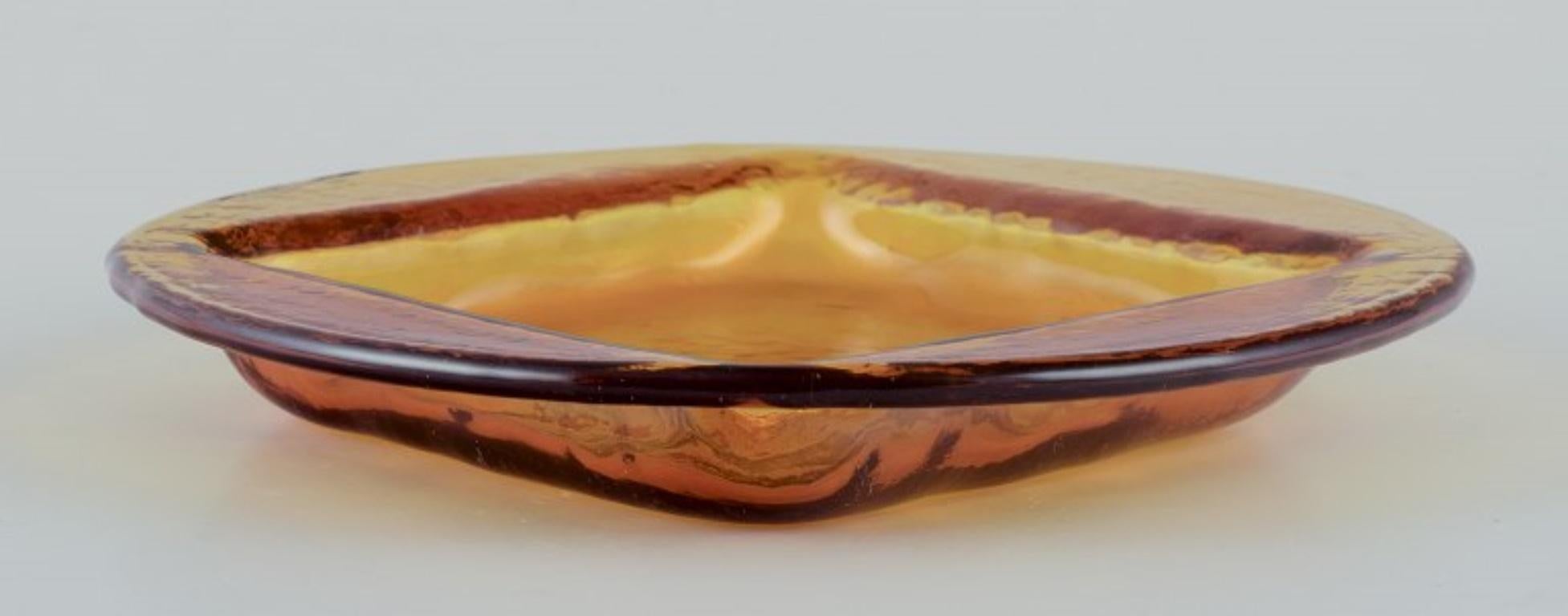 Fin du 20e siècle Designer de verre scandinave. Ensemble de six assiettes en verre d'art de couleur fumée. en vente