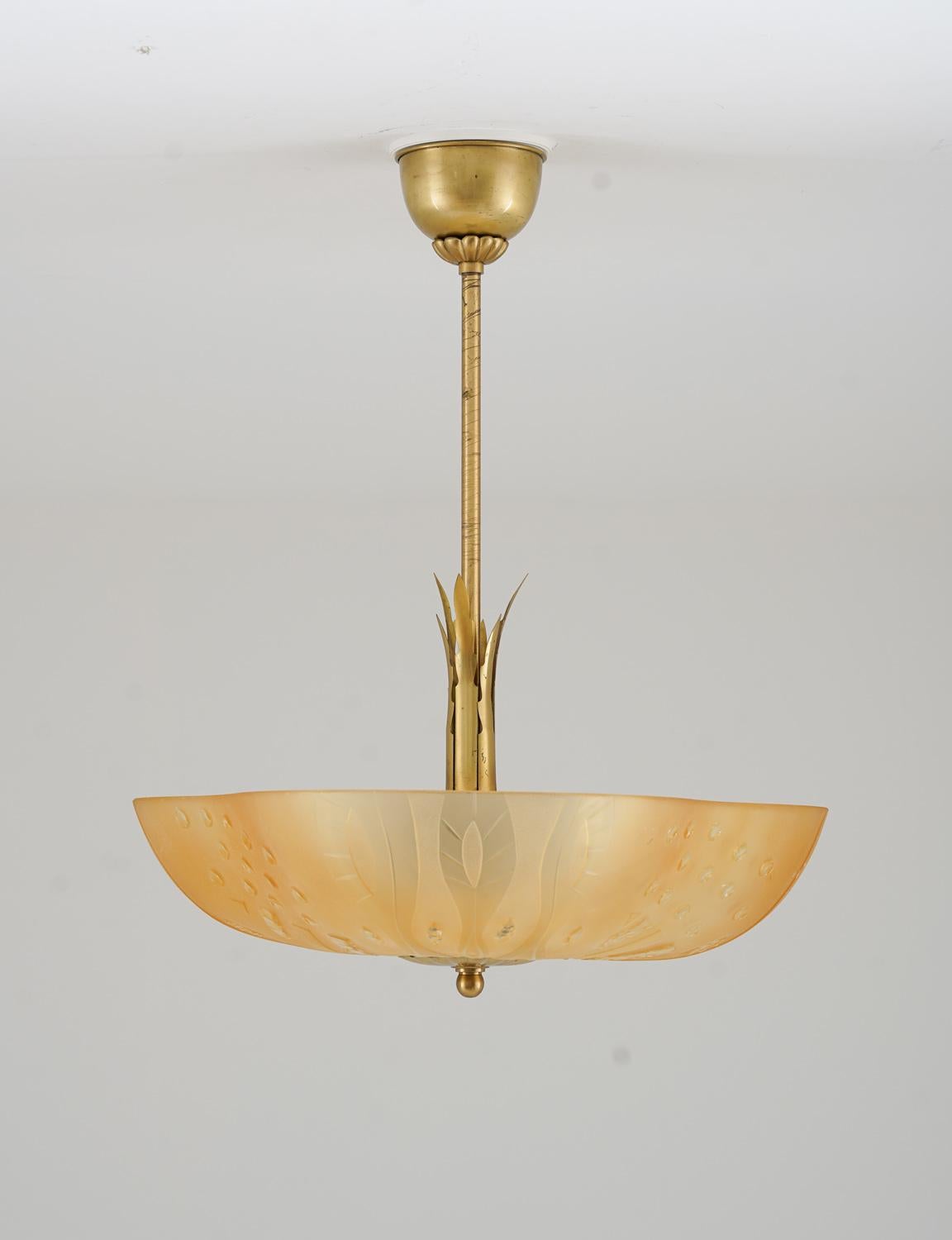 Suédois Lampe à suspension ou plafonnier en verre scandinave, moderne suédois, années 1940 en vente