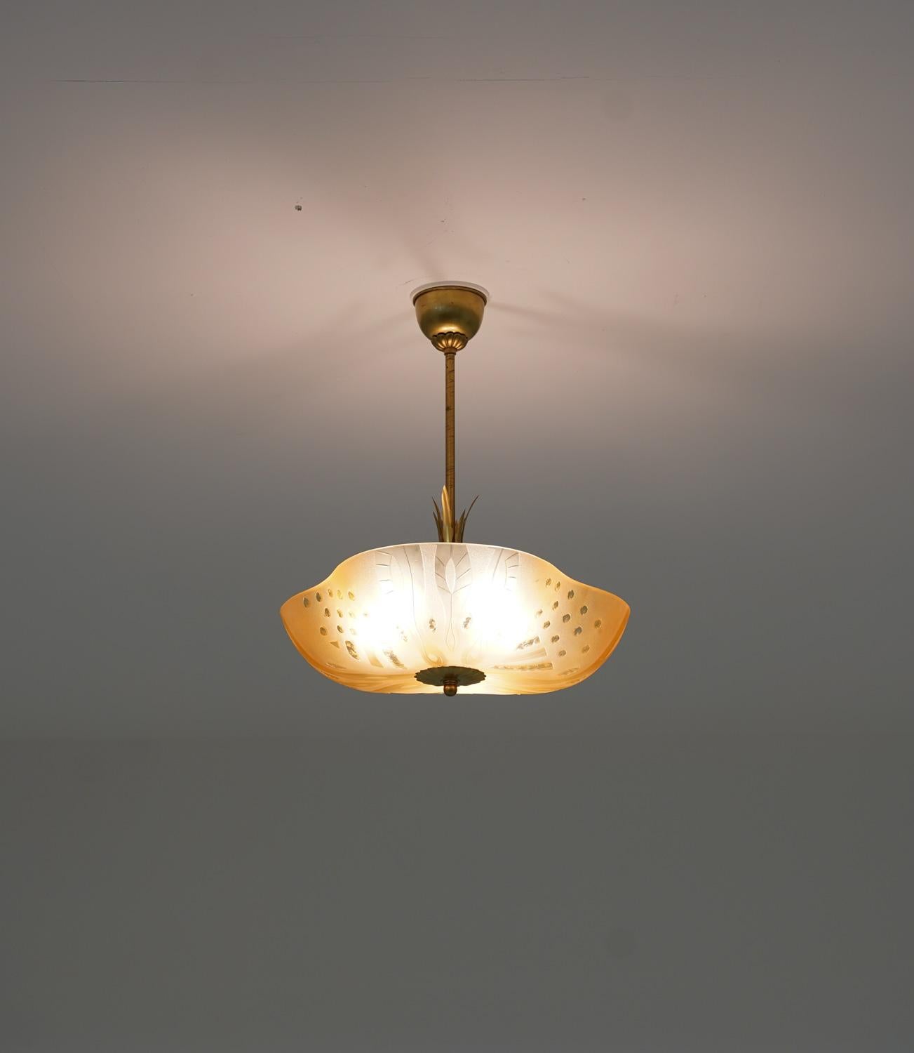 20ième siècle Lampe à suspension ou plafonnier en verre scandinave, moderne suédois, années 1940 en vente