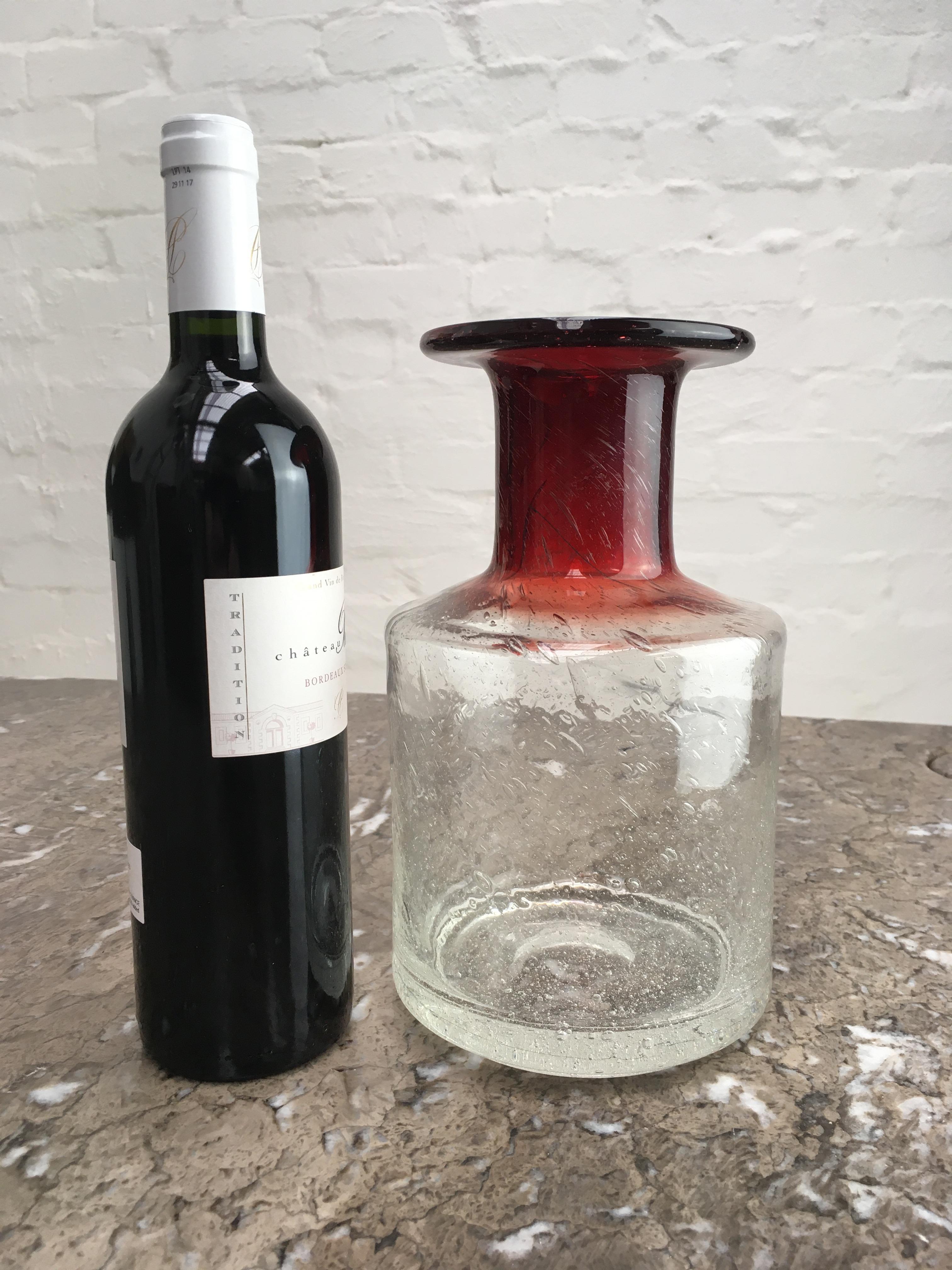 Un très beau vase en verre des années 1970, soufflé à la main. Il s'inscrit dans le style du verre scandinave des années 1970, notamment en référence au travail d'Erik Hoglund, bien qu'il puisse provenir de n'importe quelle verrerie norvégienne,