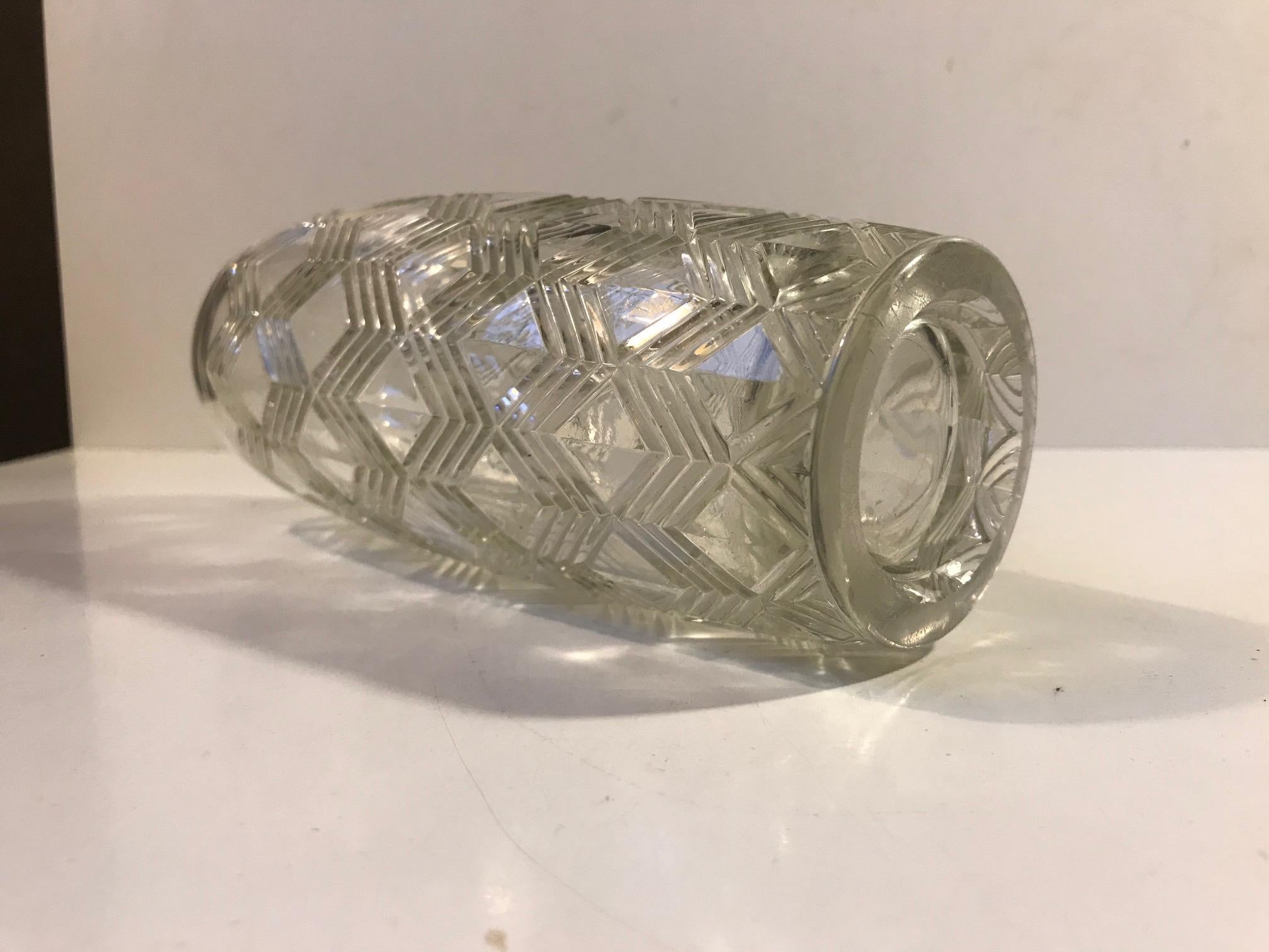 Un vaso in vetro fuso decorato con motivi di frecce. Realizzato in Danimarca negli anni '30, probabilmente da Lyngby Glas. Lo stile di questo pezzo imita le tendenze industriali dell'Art Deco e del movimento tedesco Bauhaus in particolare.