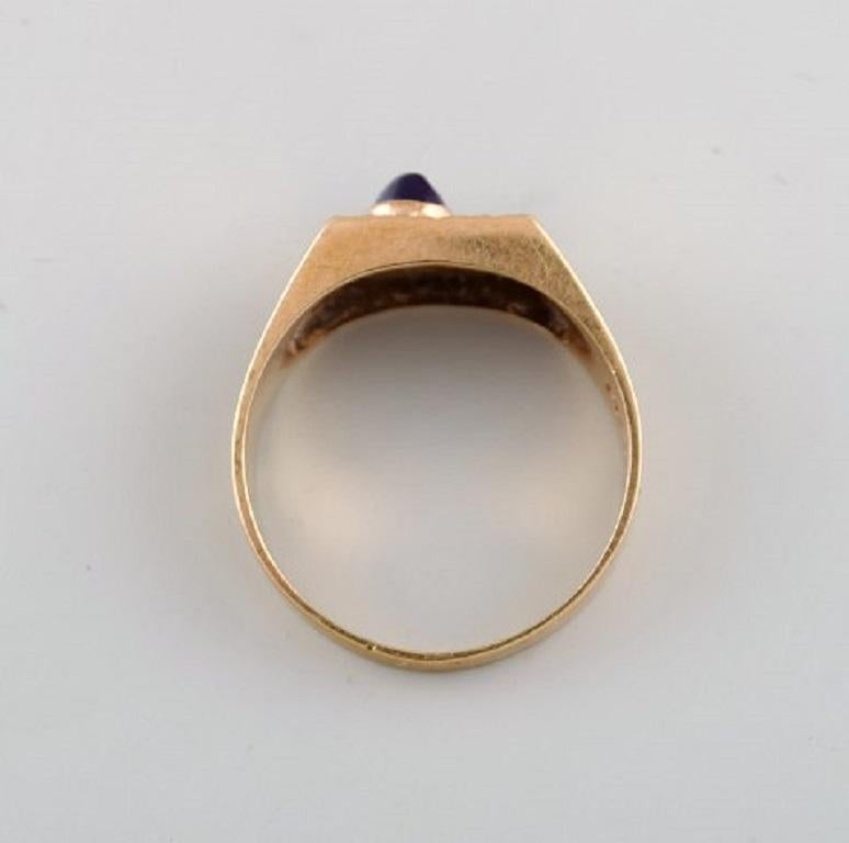 Skandinavischer Goldschmied, 14 Karat modernistischer Goldring aus Skandinavien, geschmückt mit dunklem Amethyst (Moderne) im Angebot