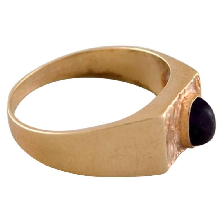 Orfèvre scandinave, bague moderniste en or 14 carats ornée d'améthyste foncée