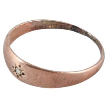Orfebre Escandinavo, Anillo de Oro Adornado con Piedra Semipreciosa Transparente