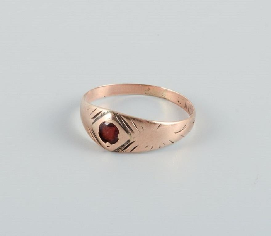 Scandinavian Goldsmith, Gold Ring Adorned with Red Stone, 1920-1930s In Good Condition For Sale In bronshoj, DK