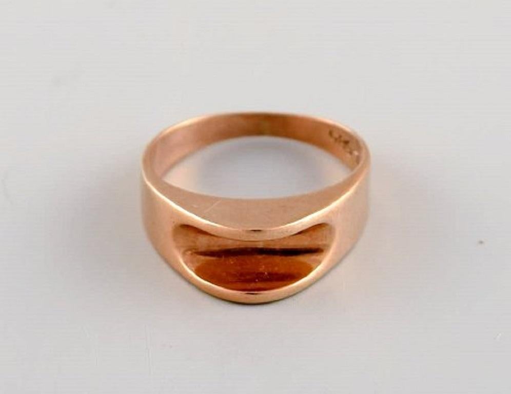 Scandinavian goldsmith. Modernist ring in 14-carat gold. Mid-20th century.
Diameter: 14.5 mm.
In excellent condition.
Stamped.
In most cases, we can change the size for a fee (USD 50) per ring.