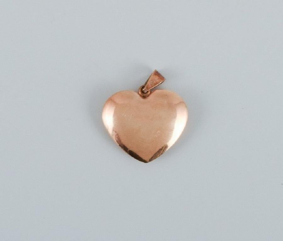 Scandinavian goldsmith, pendant in the shape of a heart.
Marked with the goldsmith's initials.
Measured at 14 carats.
Measuring: 18 mm. x 23 mm.