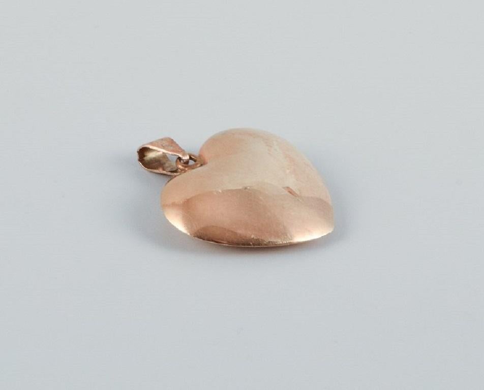 Scandinavian goldsmith, pendant in the shape of a heart.  In Excellent Condition For Sale In bronshoj, DK