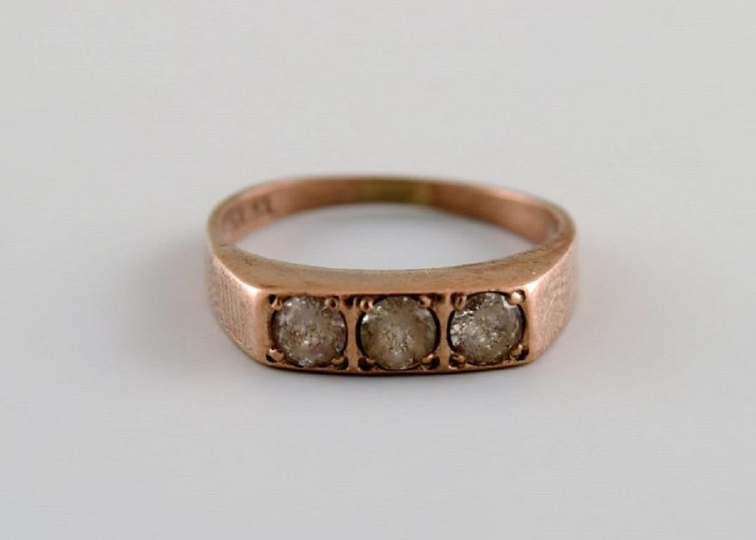 Scandinavian goldsmith. Vintage ring in 8 carat gold adorned with three stones In Excellent Condition For Sale In bronshoj, DK