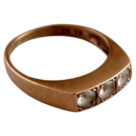 Orfebre escandinavo. Anillo vintage de oro de 8 quilates adornado con tres piedras