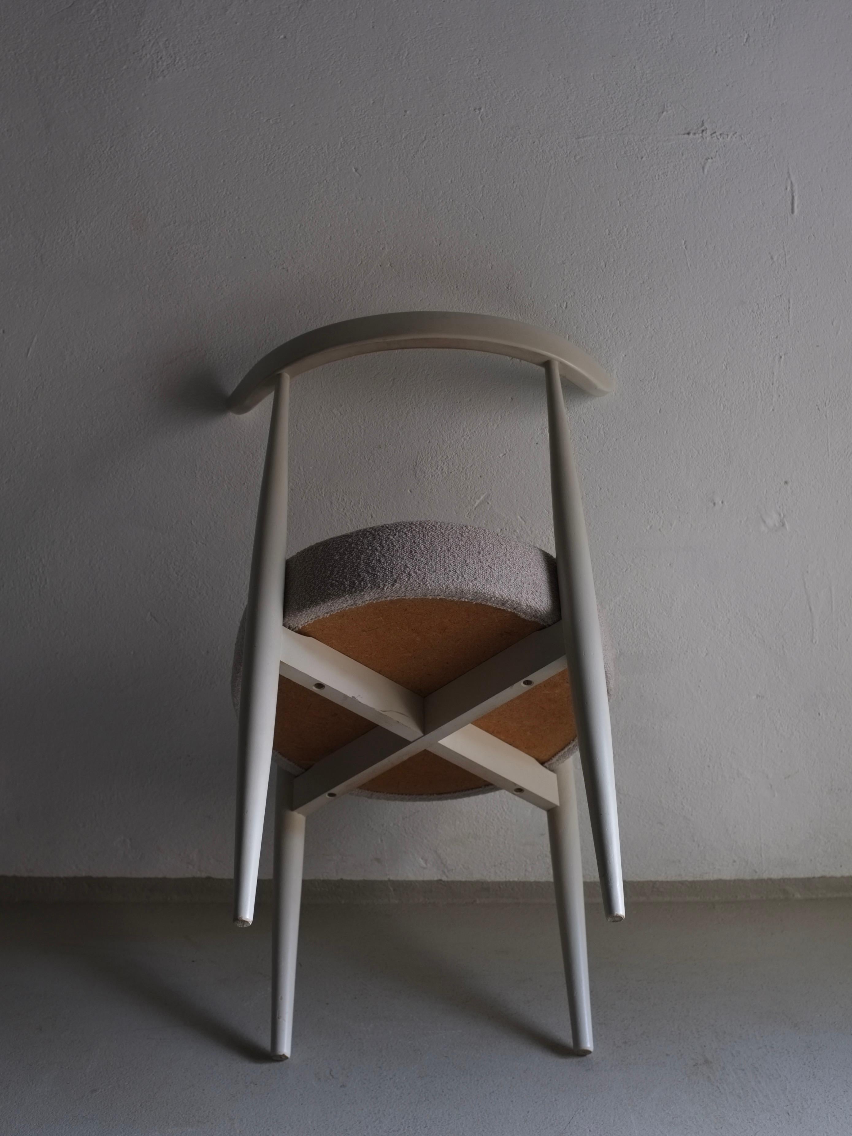 Tissu d'ameublement Chaise scandinave grise bouclée, années 1960 en vente