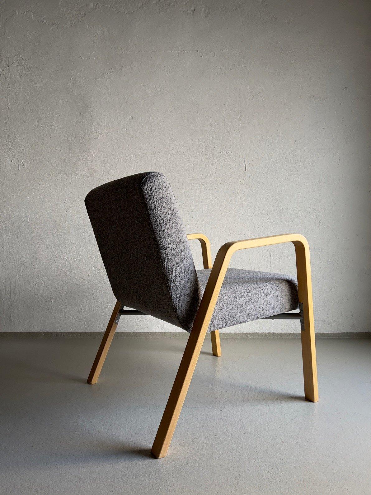 Sessel aus Birke im Vintage-Stil mit neuer grauer Polsterung.

Zusätzliche Informationen:
Abmessungen: 63 B x 65 T x 76 H cm
Sitz: 43 H cm
Zustand: Guter Vintage-Zustand