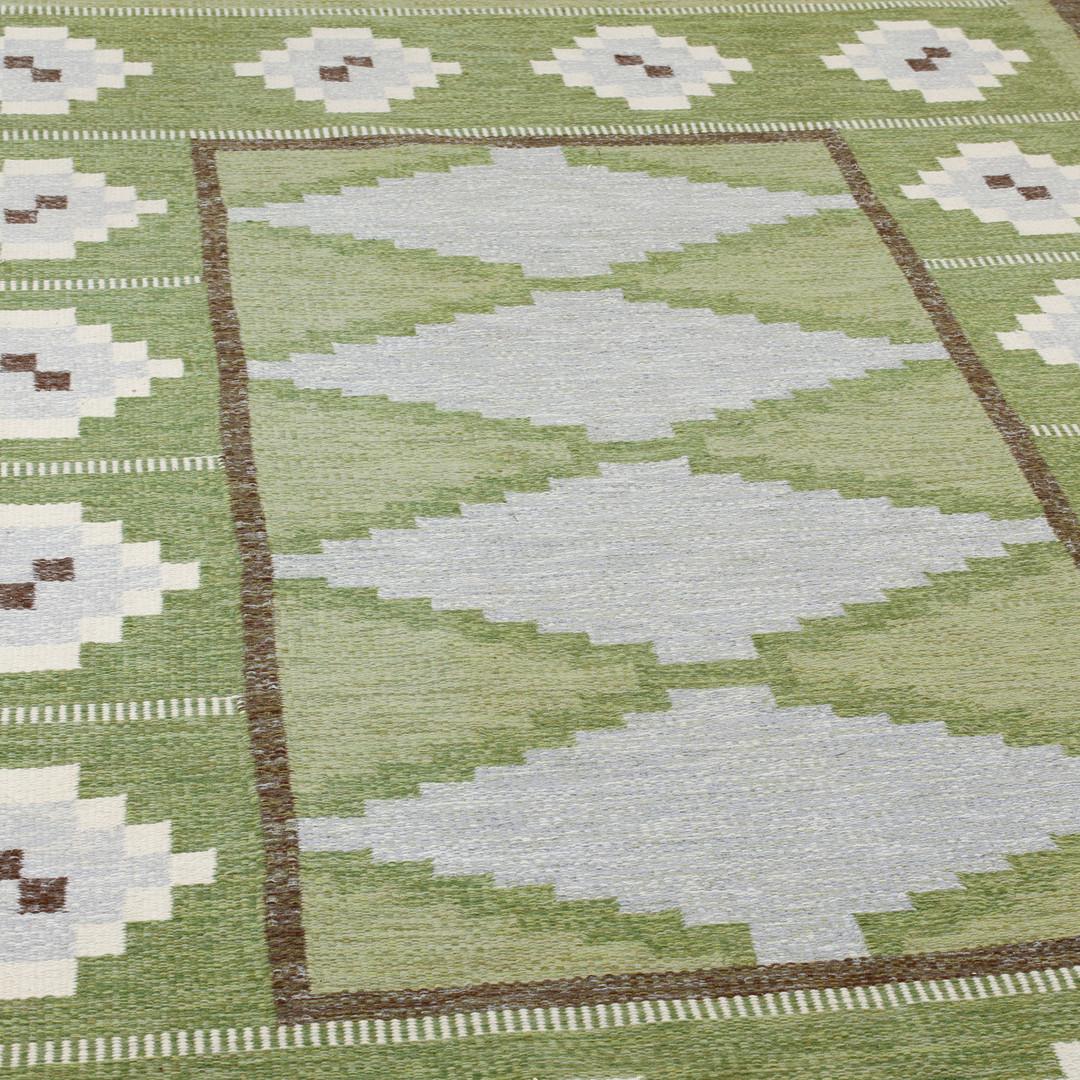 Geometrisches Muster in überwiegend grünen Tönen. Gezeichnet IS.
Ingegerd Silow (1916 - 2005), schwedische Designerin und Webermeisterin, war Mitte des 20. Jahrhunderts, in der Blütezeit des skandinavischen Designs, stark in sozialen