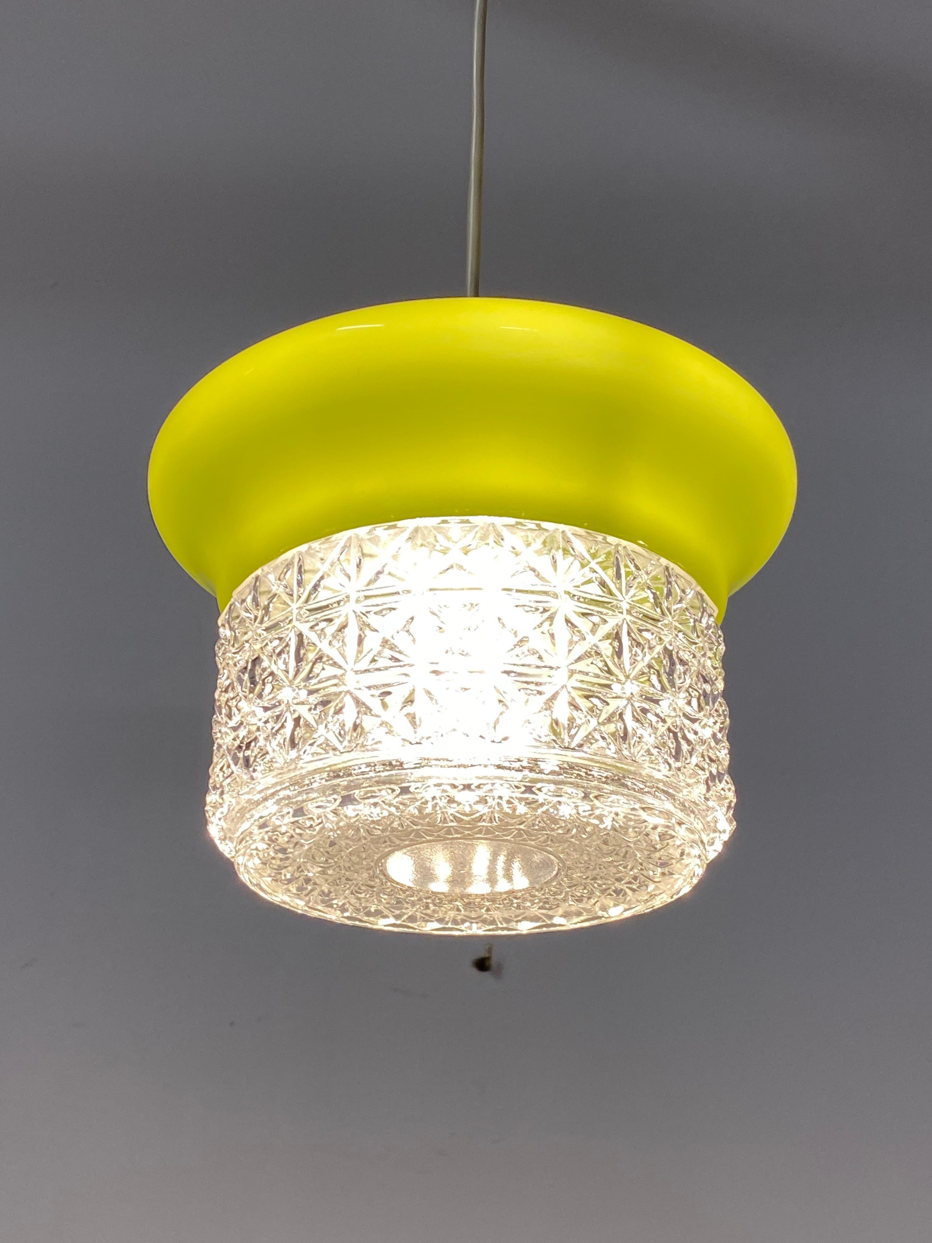 Lampada a sospensione scandinava in vetro verde in vendita 3