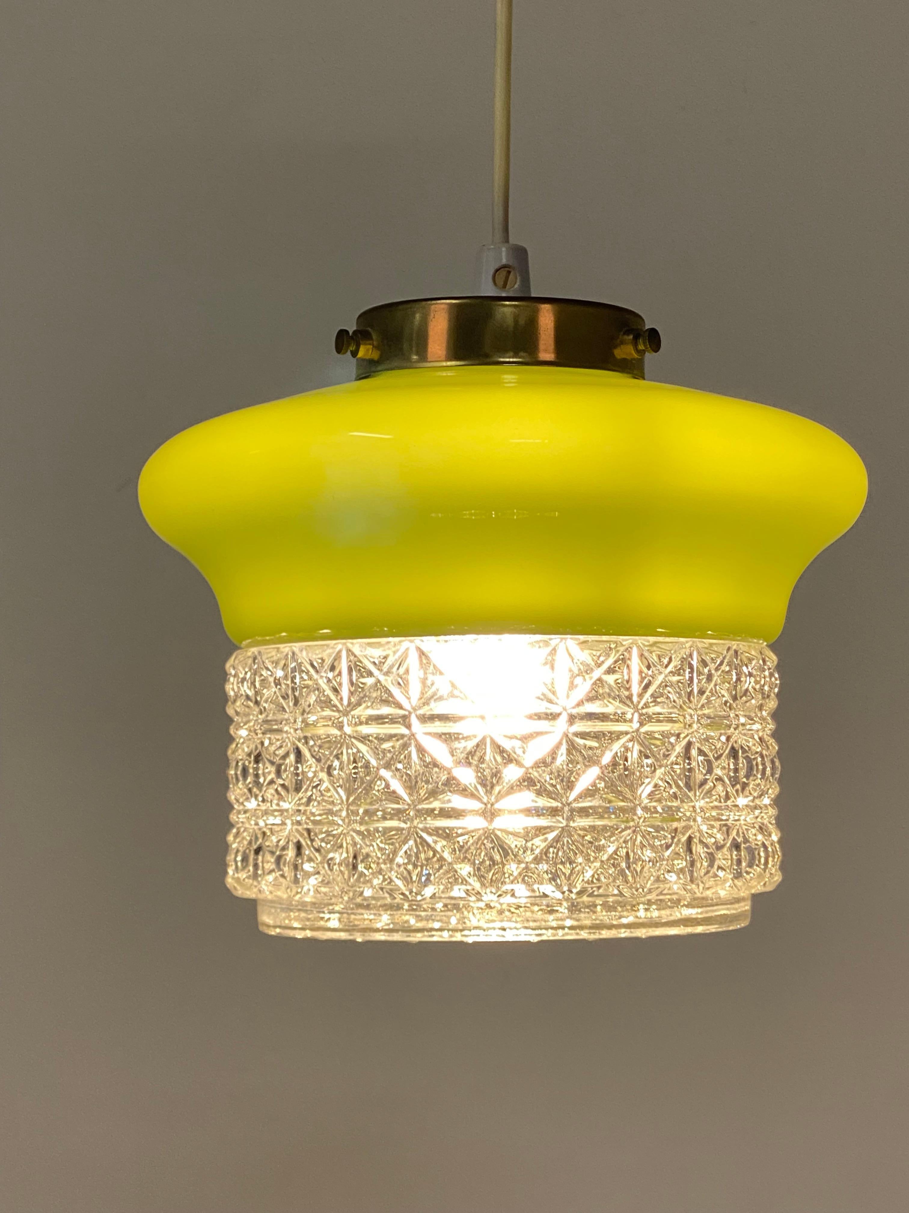 Lampada a sospensione scandinava in vetro verde in vendita 5