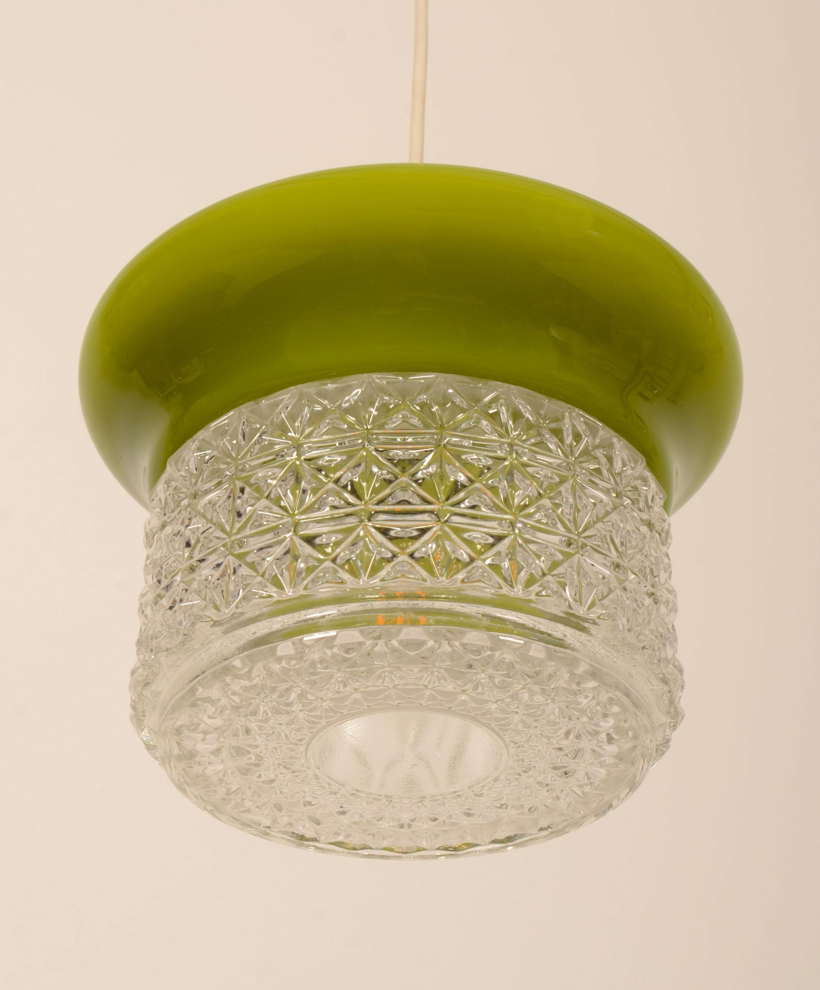Scandinavo moderno Lampada a sospensione scandinava in vetro verde in vendita