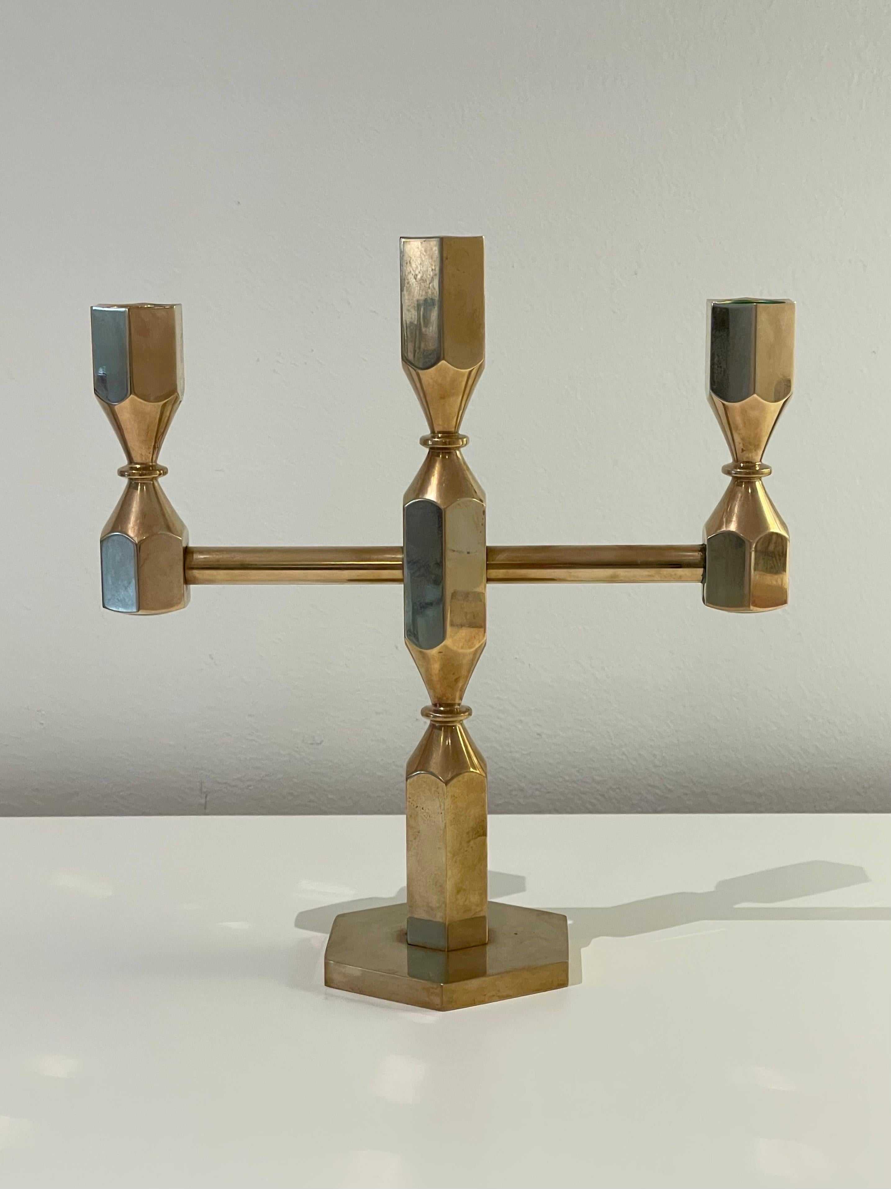 Un candelabro de latón diseñado y producido por Gusum Metallslöjden, Suecia, 1978