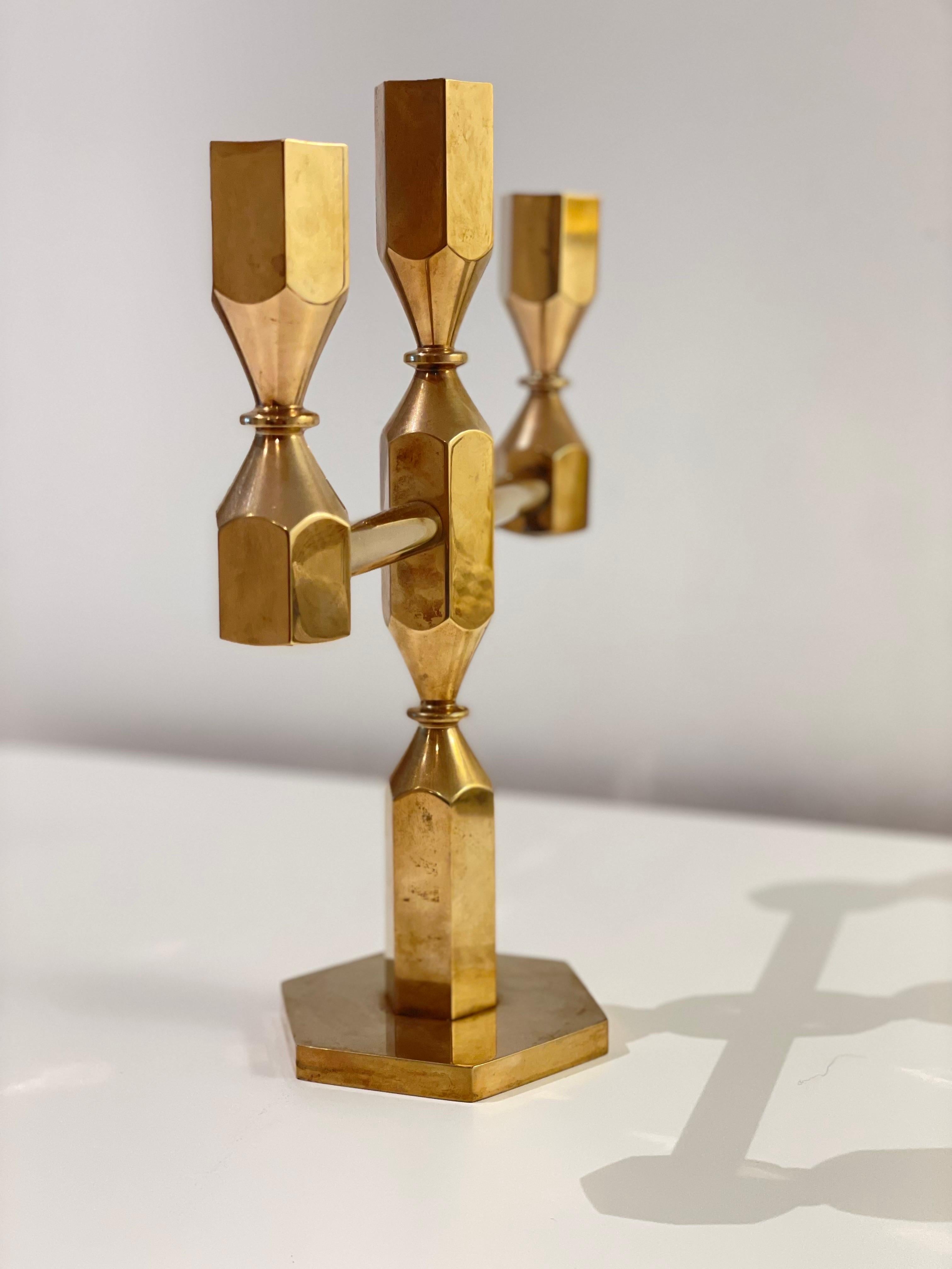 Candelabro escandinavo brutalista de latón Gusum, Suecia 1978 en Bueno Estado en Bergen, NO
