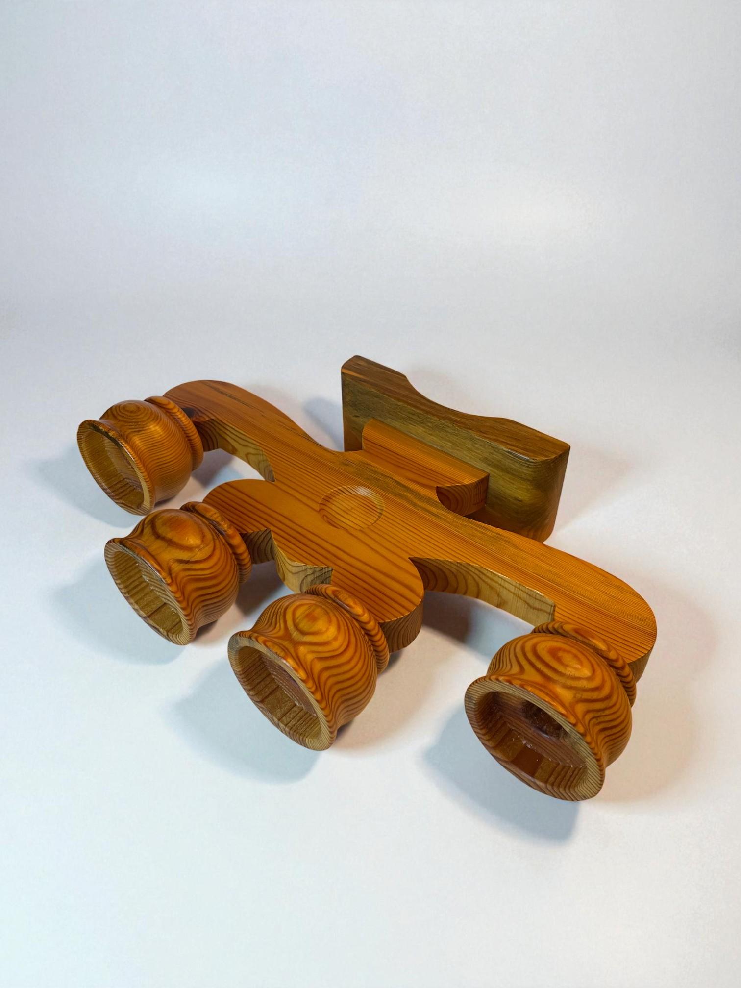 Skandinavischer handgeschnitzter vierarmiger Kieferkronleuchter von Stig Johnsson, 1979 (Schwedisch) im Angebot