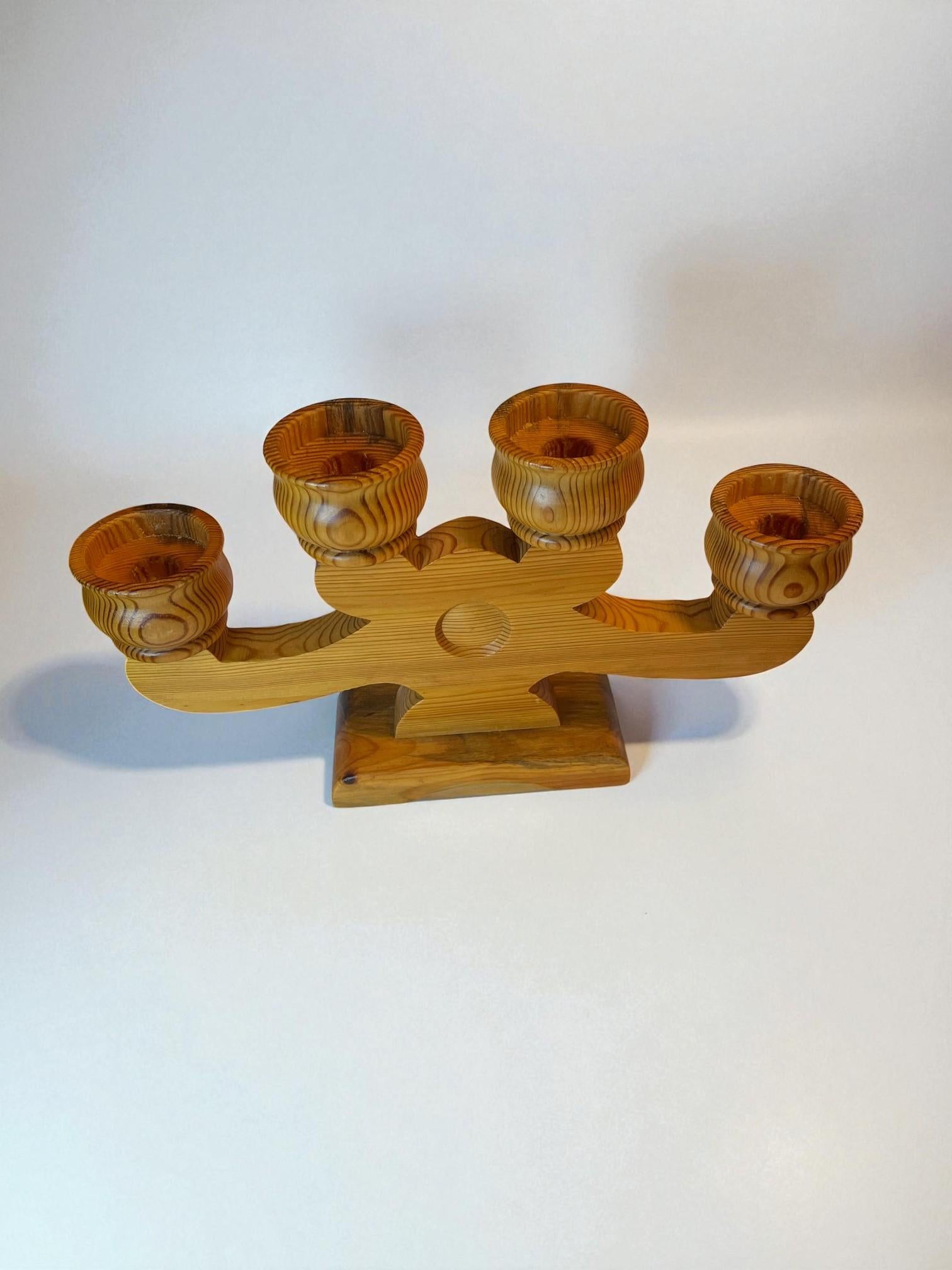 Skandinavischer handgeschnitzter vierarmiger Kieferkronleuchter von Stig Johnsson, 1979 (Handgefertigt) im Angebot