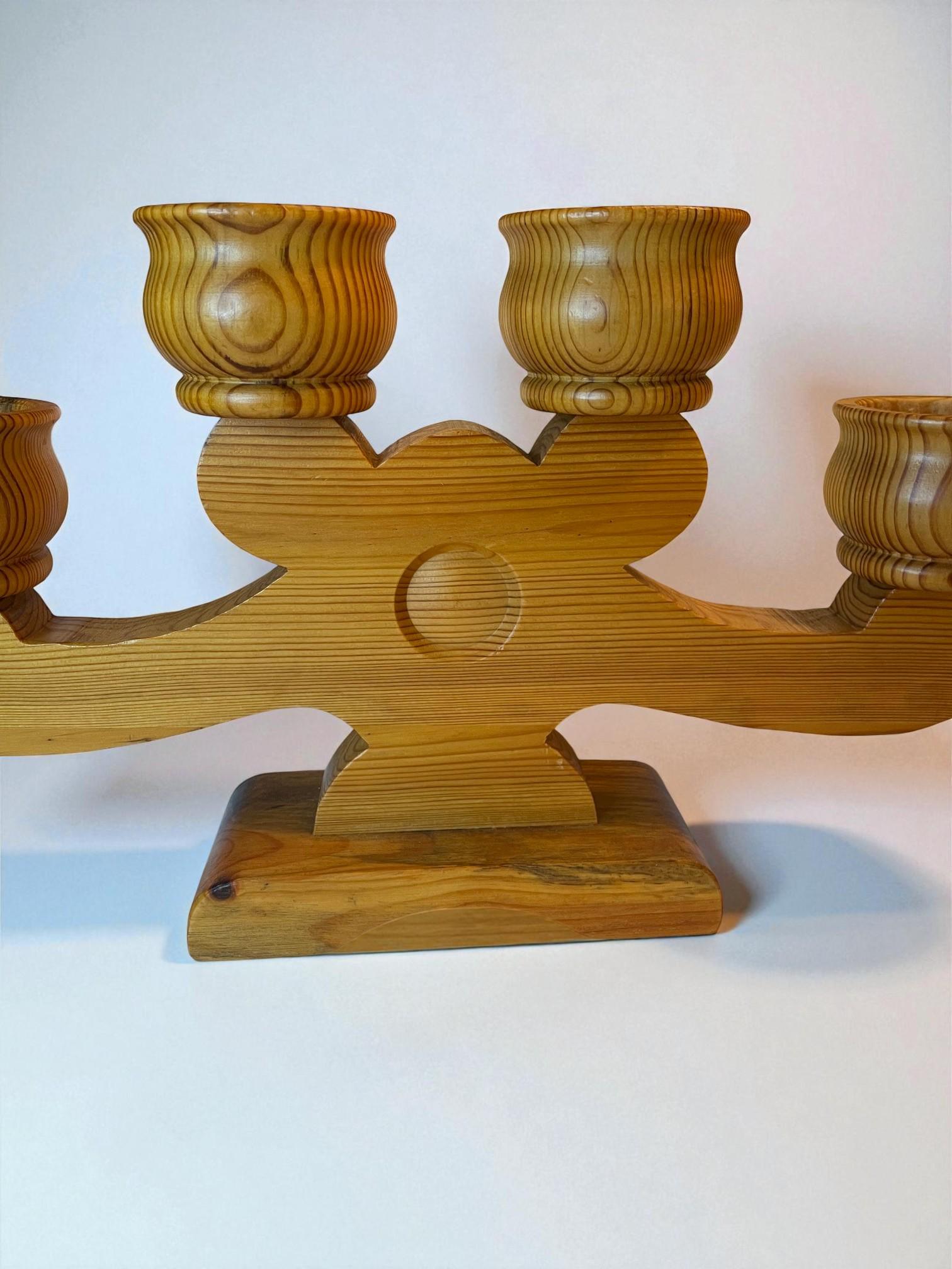 Skandinavischer handgeschnitzter vierarmiger Kieferkronleuchter von Stig Johnsson, 1979 im Zustand „Gut“ im Angebot in Stockholm, SE