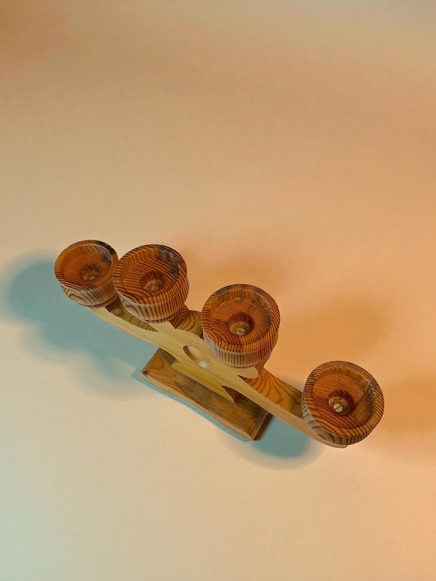 Skandinavischer handgeschnitzter vierarmiger Kieferkronleuchter von Stig Johnsson, 1979 (Ende des 20. Jahrhunderts) im Angebot