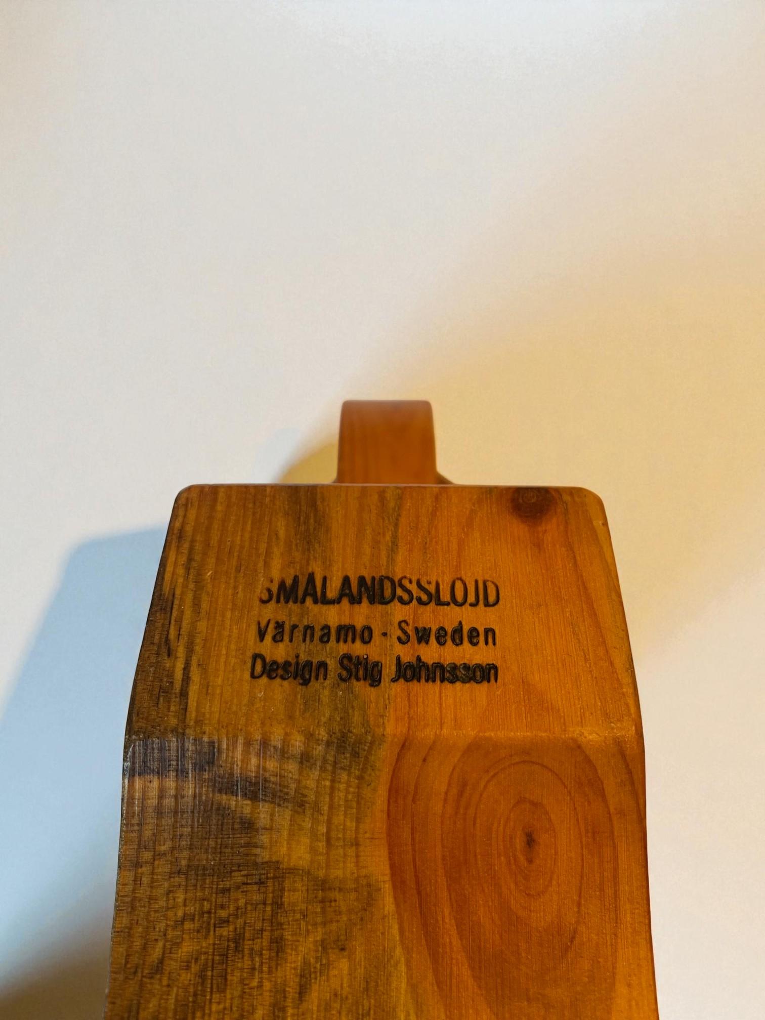 Skandinavischer handgeschnitzter vierarmiger Kieferkronleuchter von Stig Johnsson, 1979 im Angebot 1