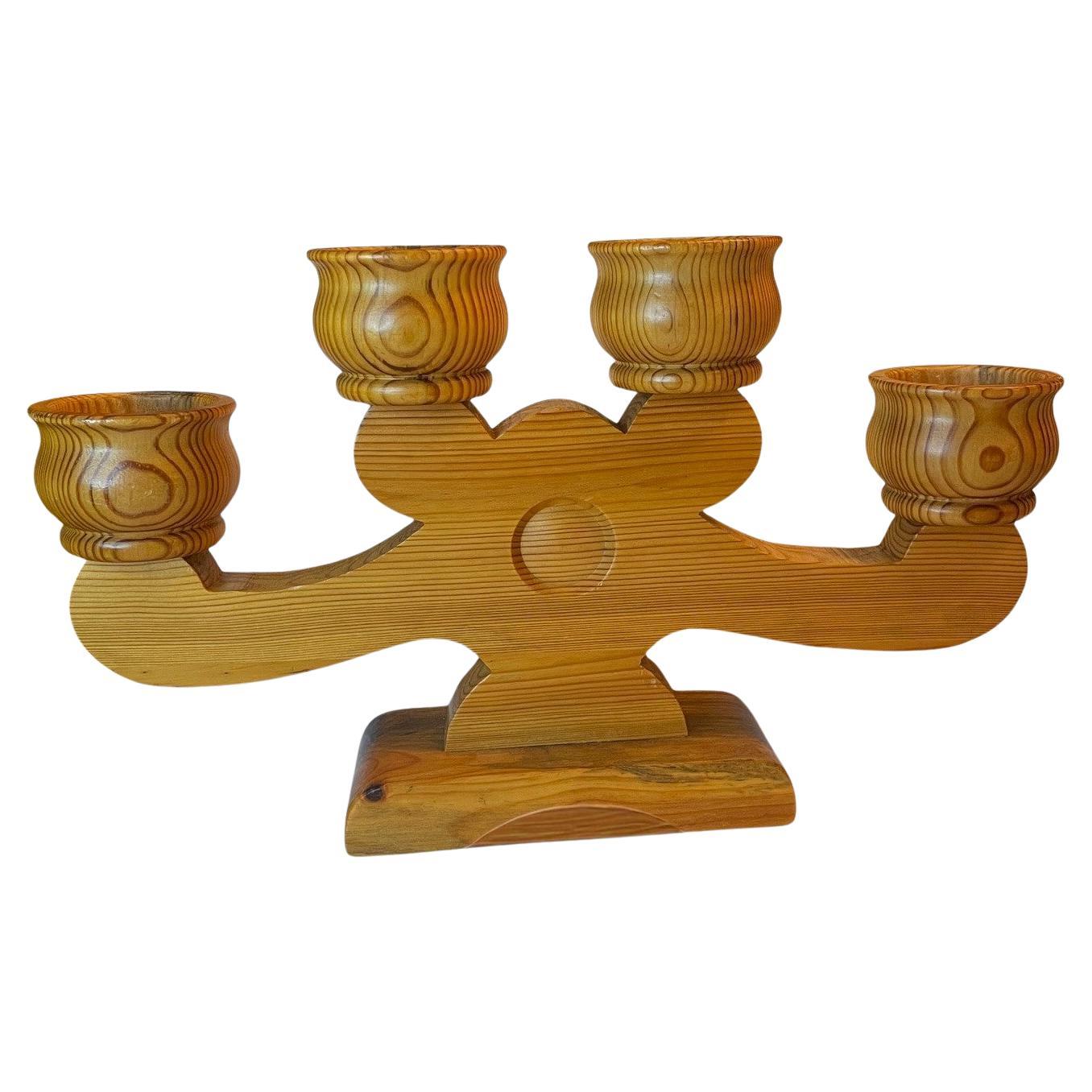 Candelabro scandinavo a quattro bracci in pino intagliato a mano di Stig Johnsson, 1979