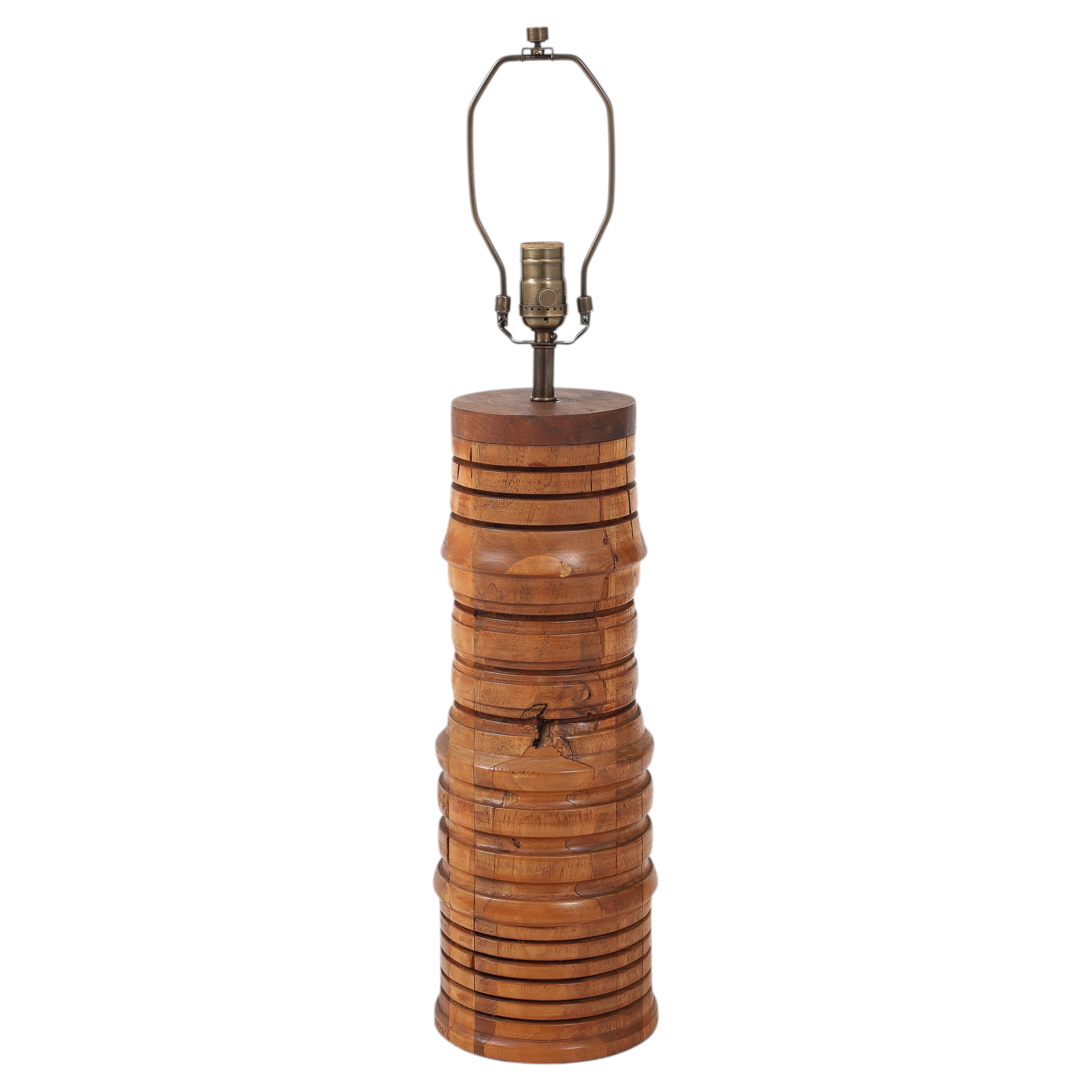 Lampe scandinave en teck latté à la main