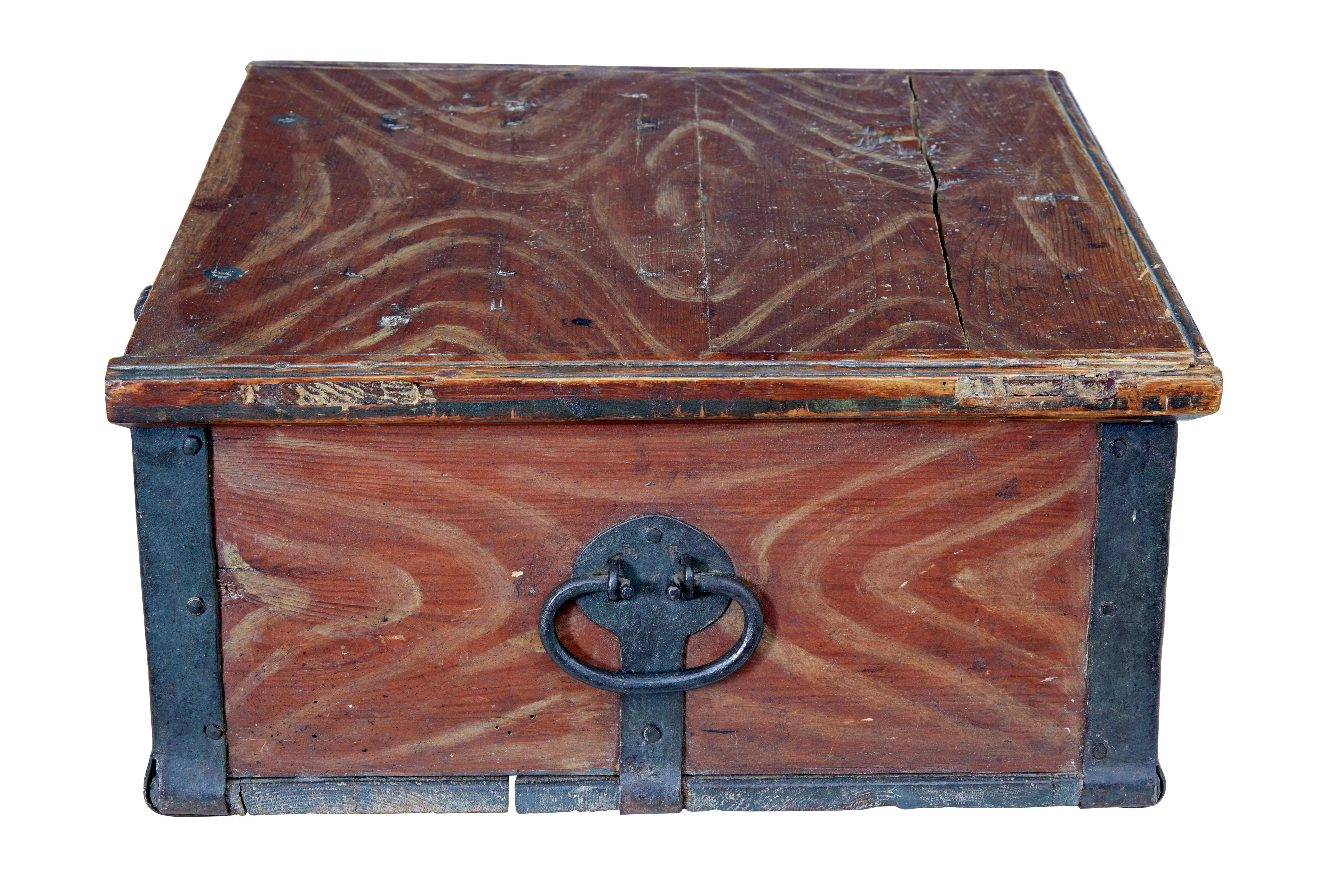 Scandinavian hand painted 19th century pine strong box In Good Condition In Debenham, Suffolk