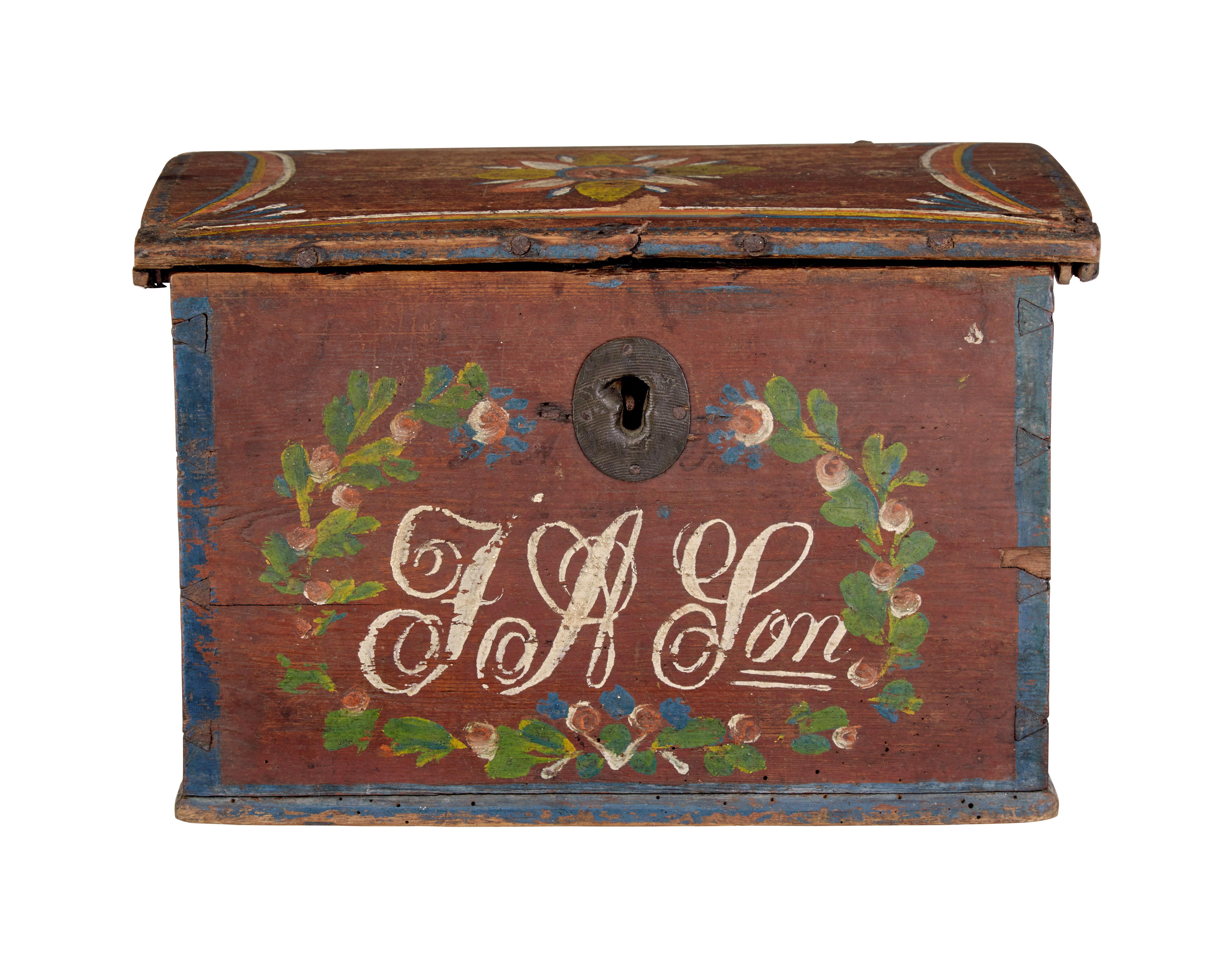 Caja de pino escandinava de arte popular pintada a mano hacia 1850.

Fino ejemplo de la tradicional vajilla sueca de madera pintada a mano.

Tapa ligeramente abombada que se abre para revelar un interior sin revestimiento.  Base de color ciruela,